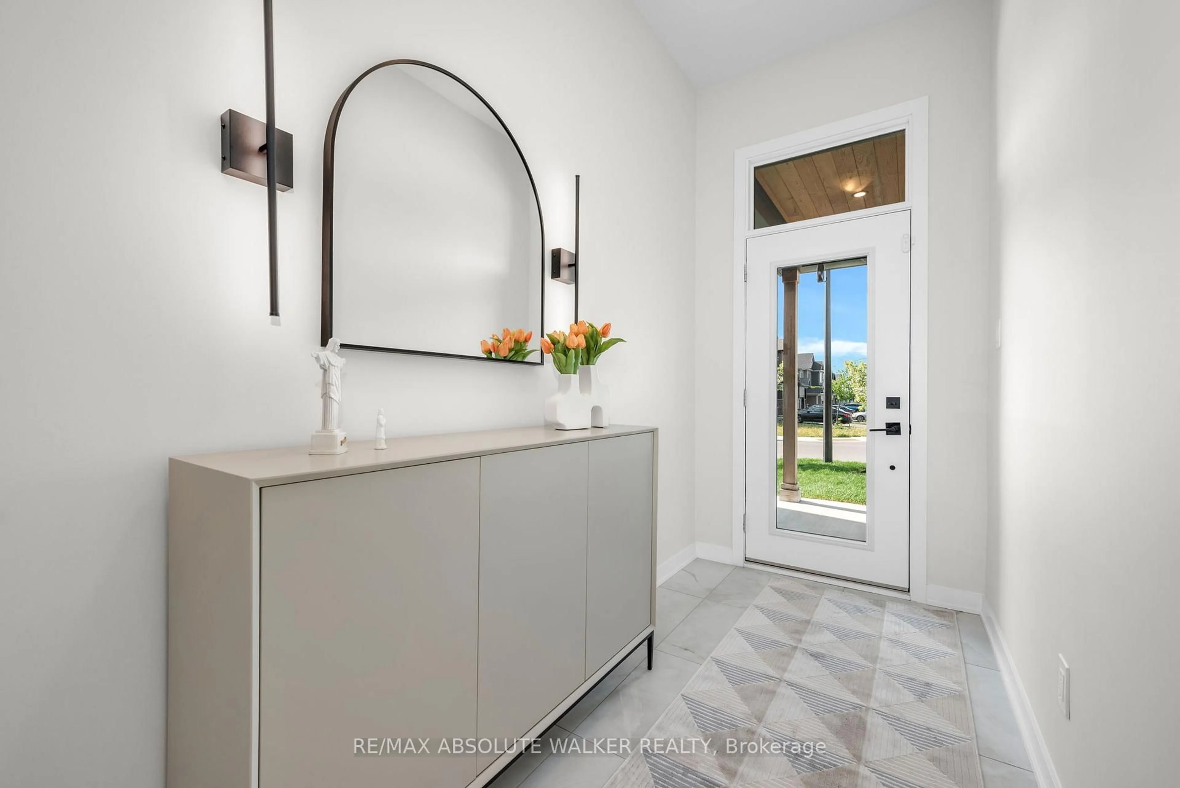 Indoor entryway for 515 Paakanaak Ave, Ottawa Ontario K1X 0G9