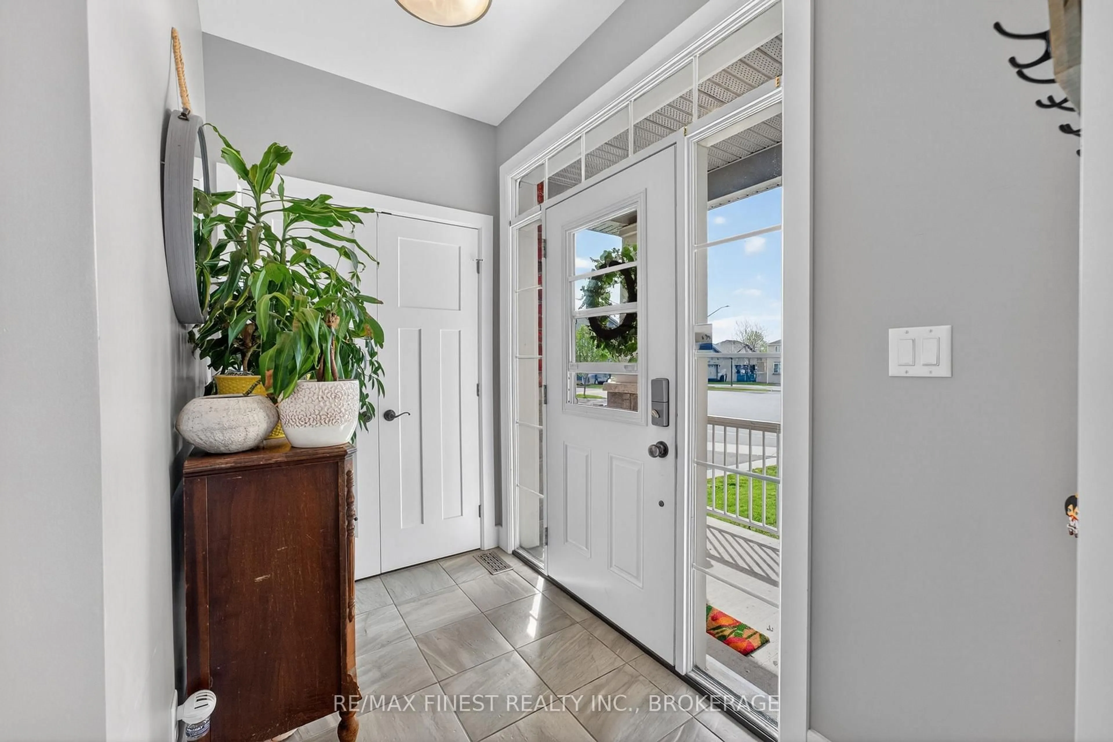 Indoor entryway for 119 Champagne Cres, Loyalist Ontario K7N 0B5