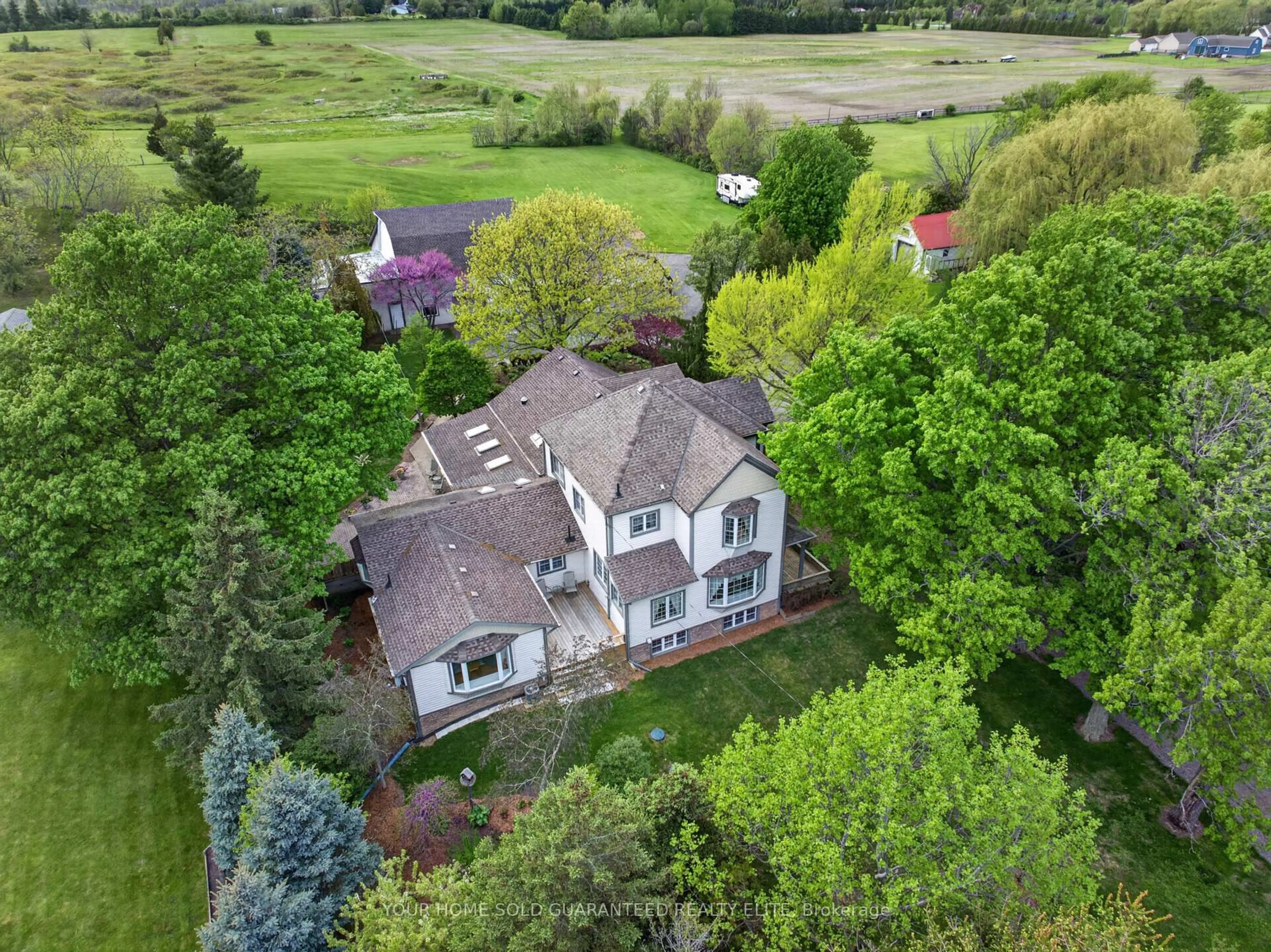 A pic from outside/outdoor area/front of a property/back of a property/a pic from drone, unknown for 136 Mountain St, Grimsby Ontario L3M 4R7