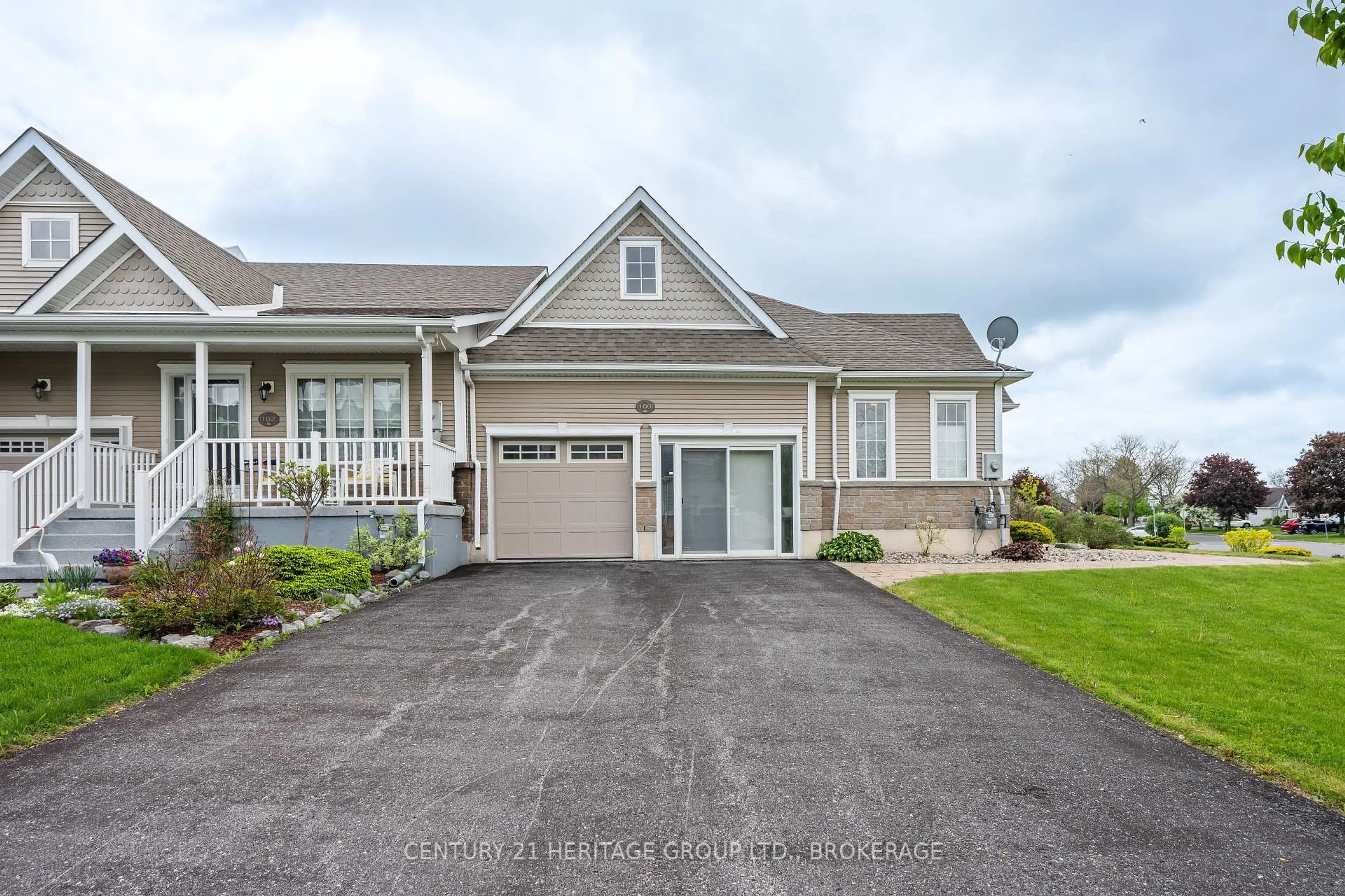 Home with vinyl exterior material, street for 100 BRITANNIA Cres, Bath Ontario K0H 1G0