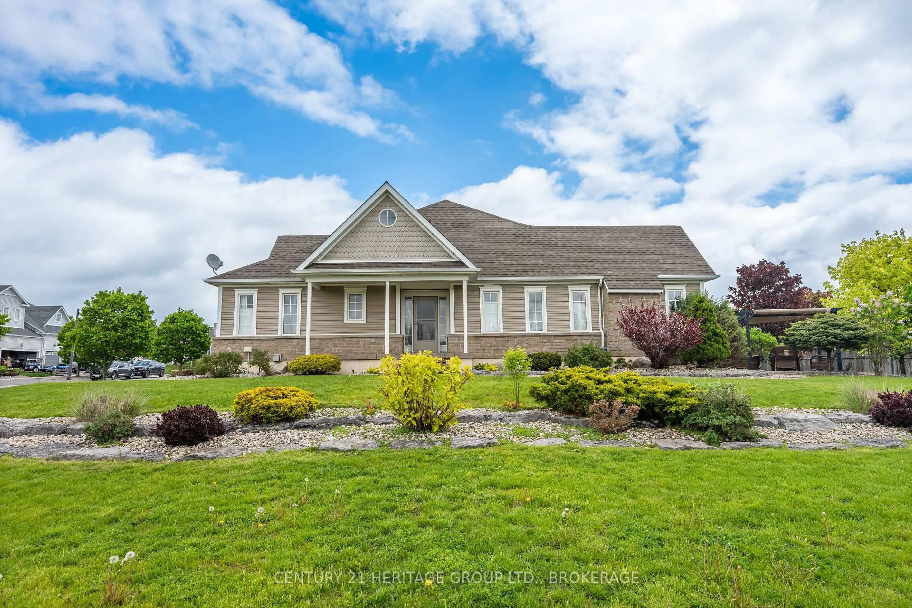 Home with vinyl exterior material, unknown for 100 BRITANNIA Cres, Bath Ontario K0H 1G0