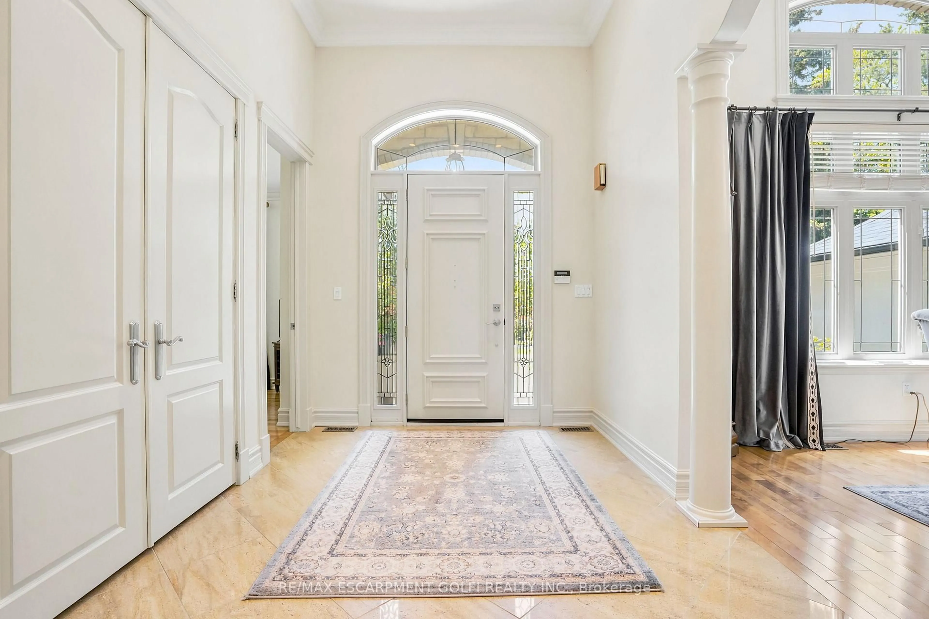 Indoor entryway for 1863 Shaver Rd, Hamilton Ontario L9G 3L1