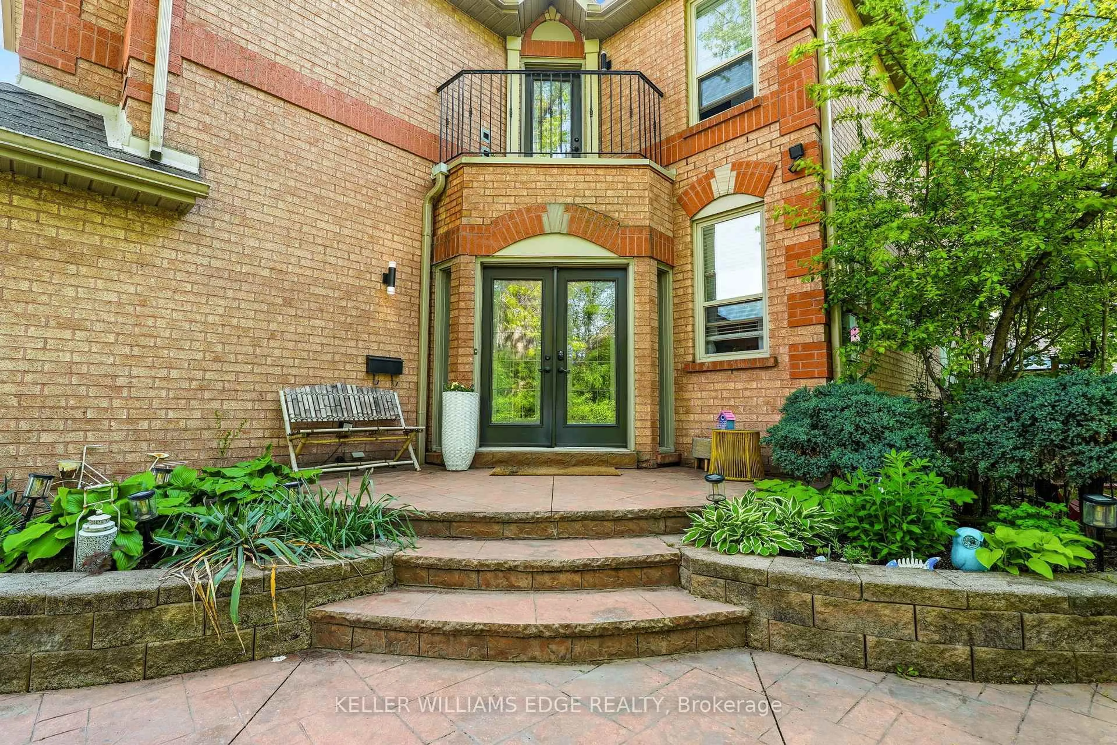 Indoor entryway for 149 Cove Cres, Hamilton Ontario L8E 5A1