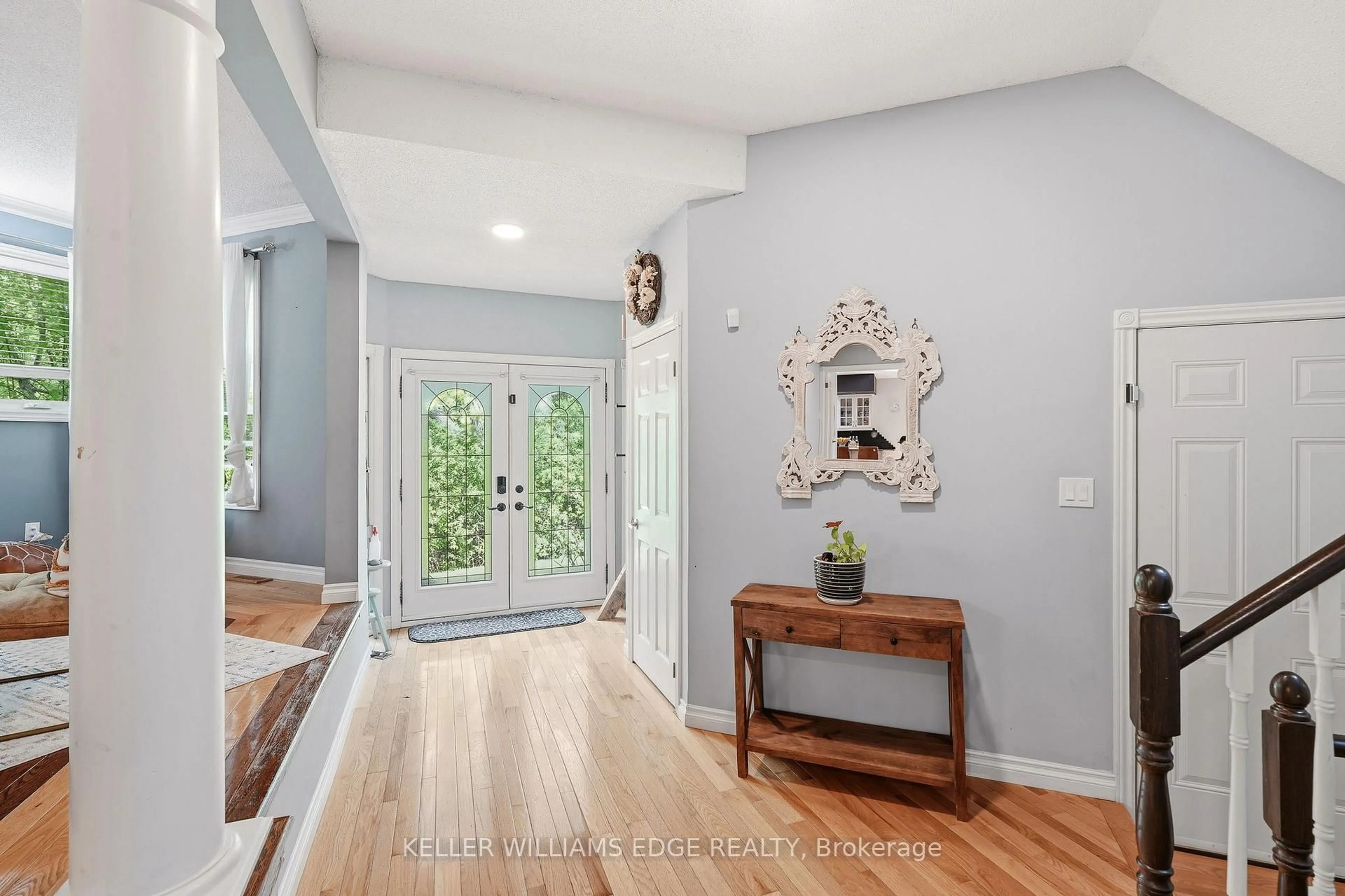 Indoor entryway for 149 Cove Cres, Hamilton Ontario L8E 5A1