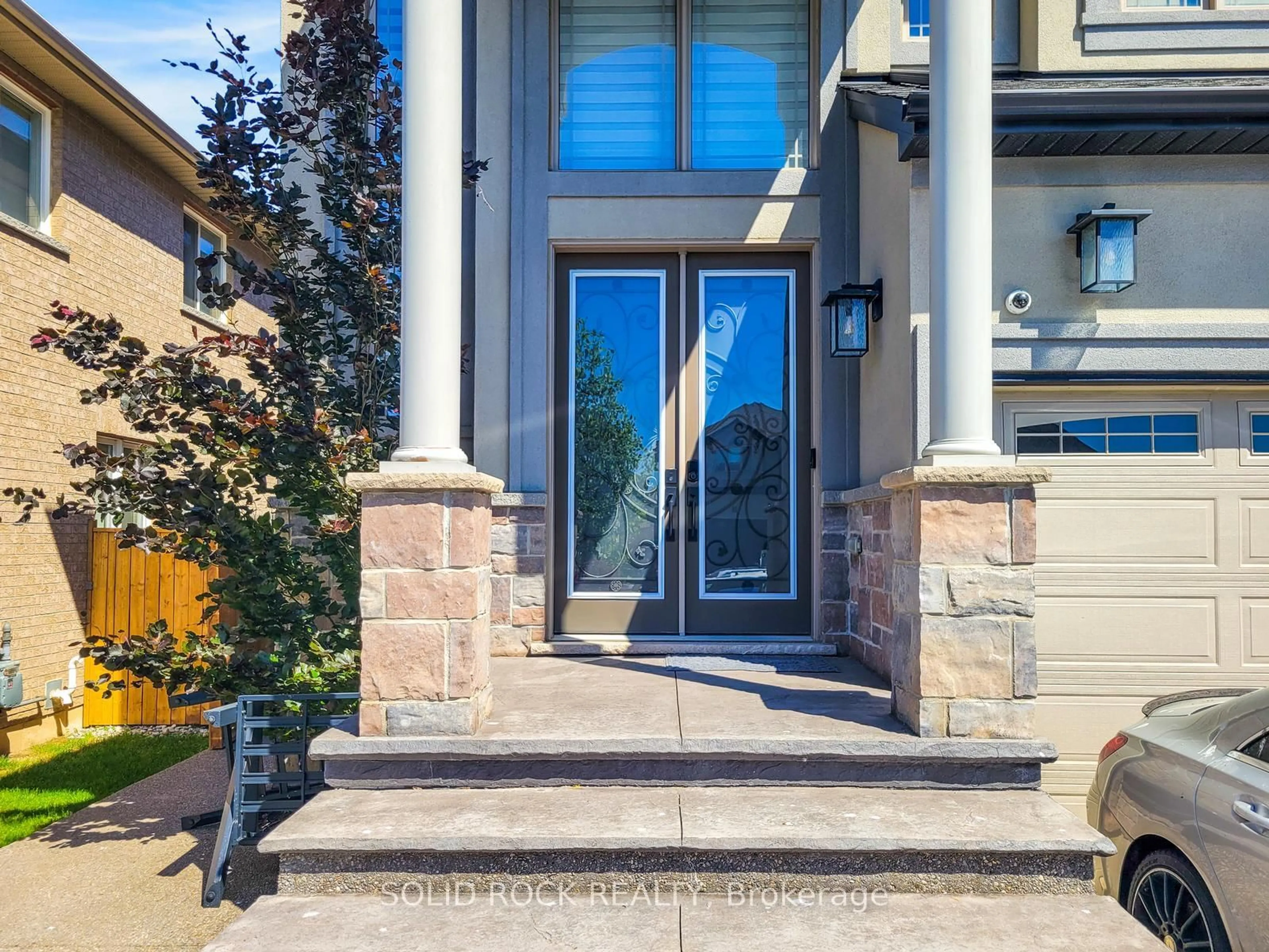 Indoor entryway for 27 Riesling Crt, Hamilton Ontario L8G 0B4