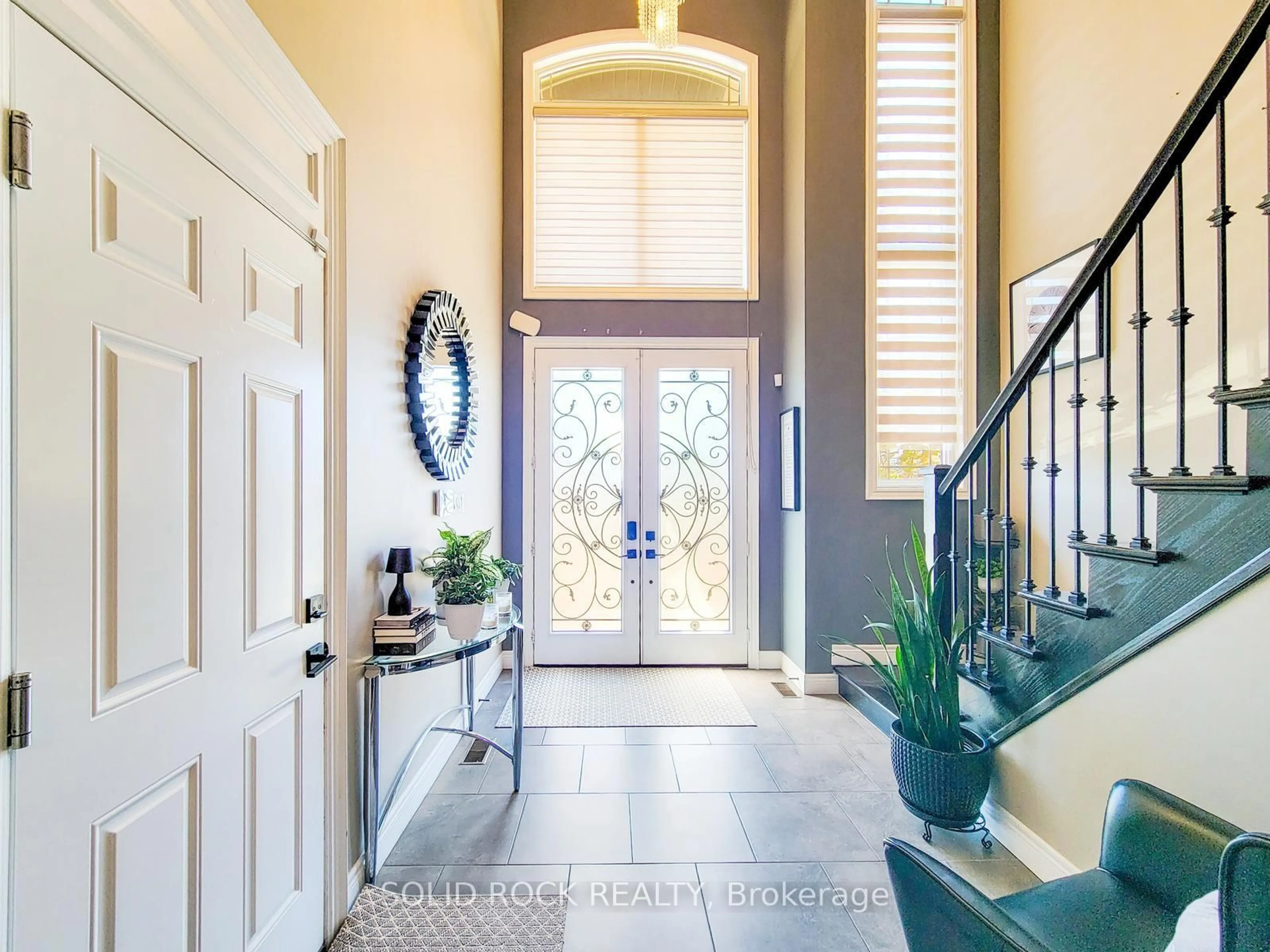Indoor entryway for 27 Riesling Crt, Hamilton Ontario L8G 0B4