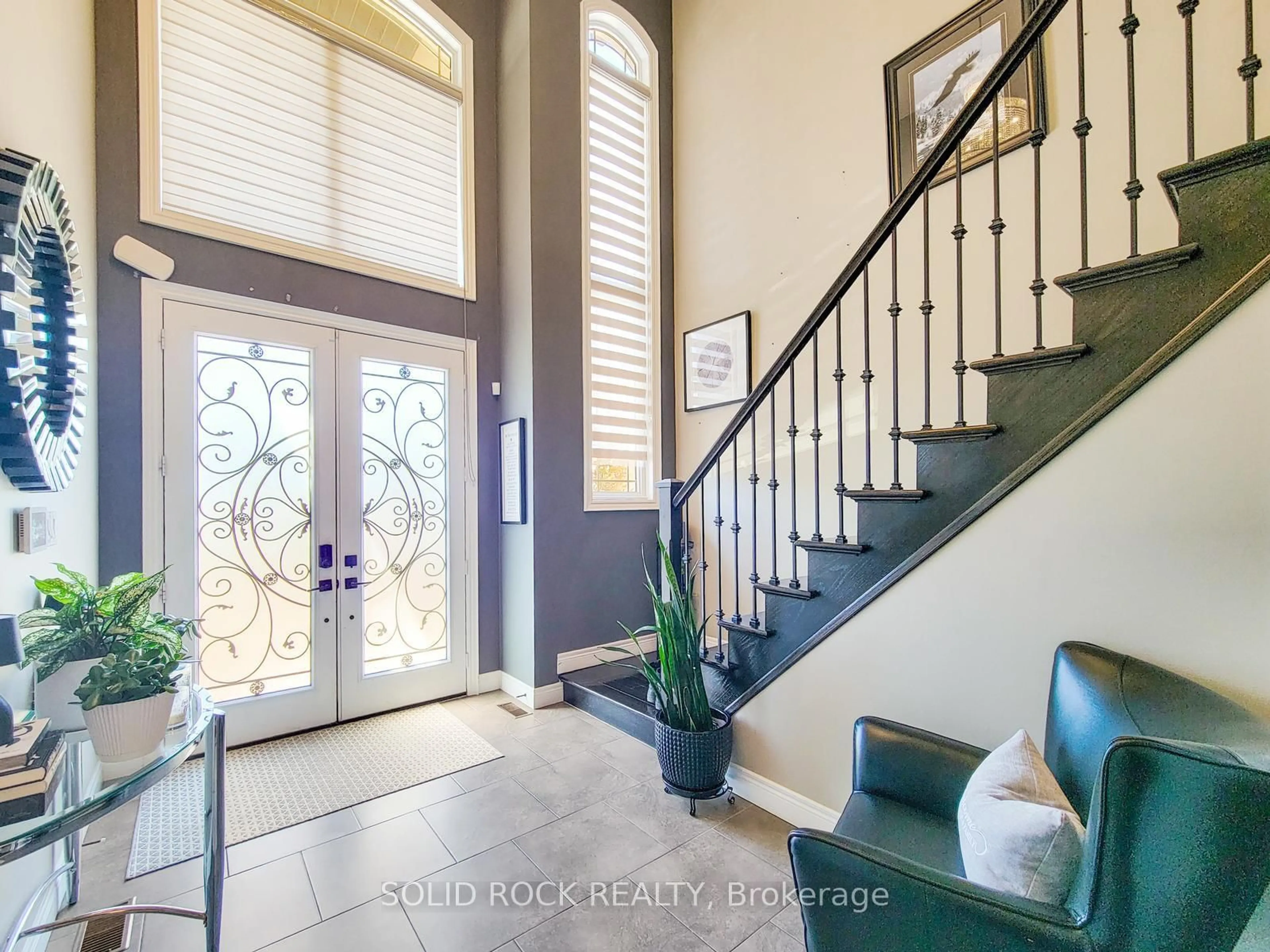 Indoor entryway for 27 Riesling Crt, Hamilton Ontario L8G 0B4