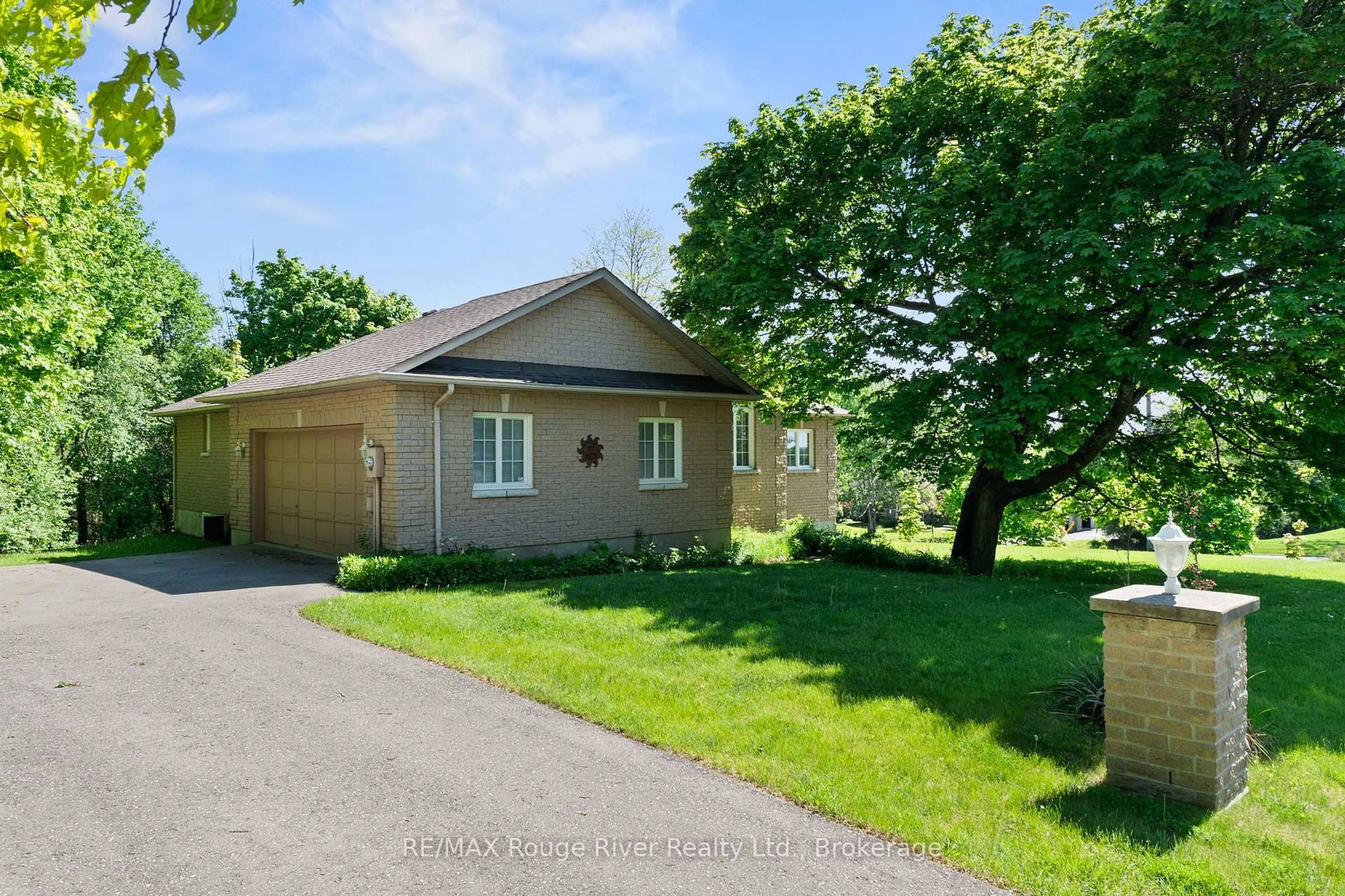 A pic from outside/outdoor area/front of a property/back of a property/a pic from drone, street for 2 Sunrise Crt, Hamilton Township Ontario K9A 4J7