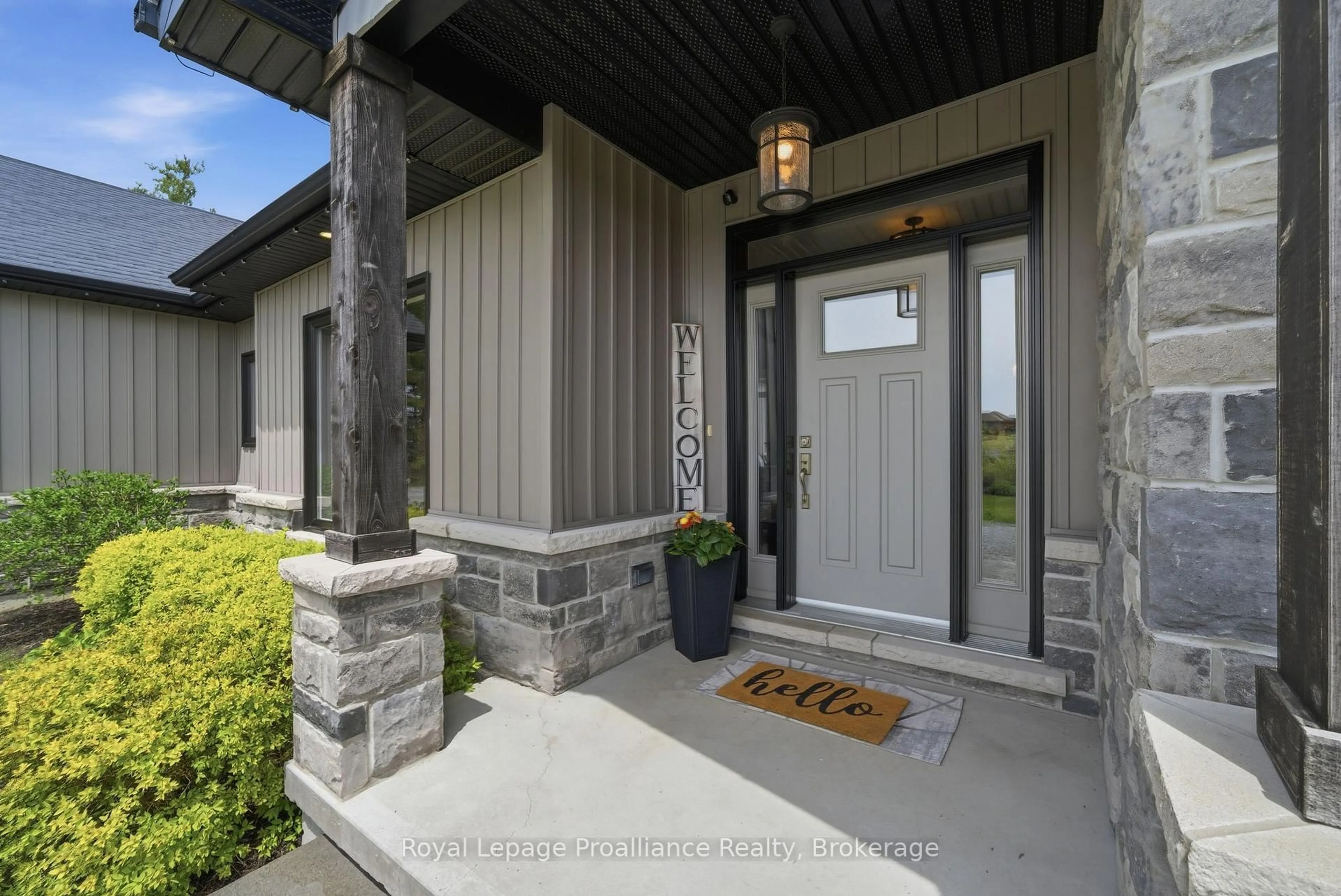Indoor entryway for 137 WINDWHISPER Dr, Belleville Ontario K0K 2V0
