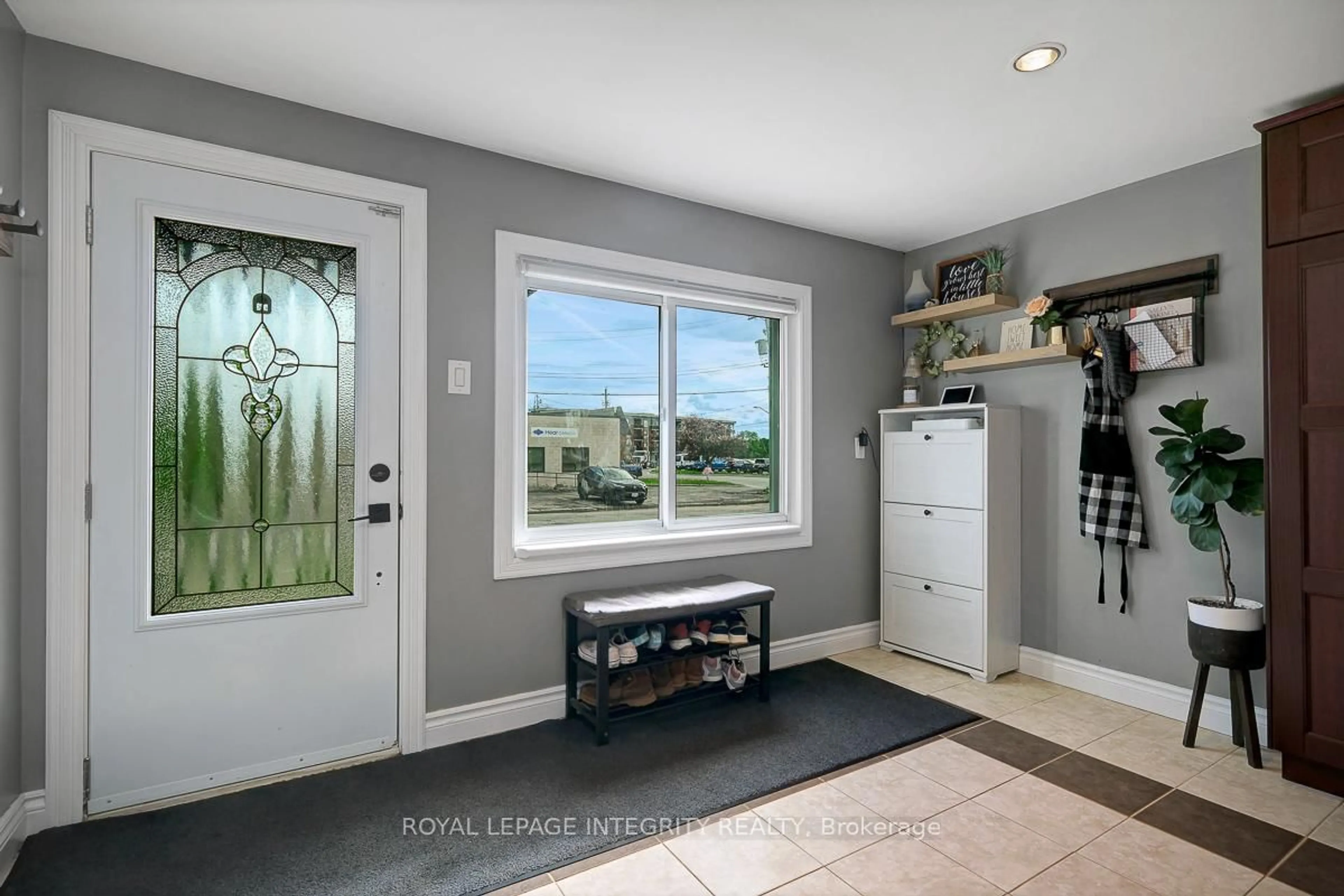 Indoor entryway for 90 First Ave, Arnprior Ontario K7S 1W3