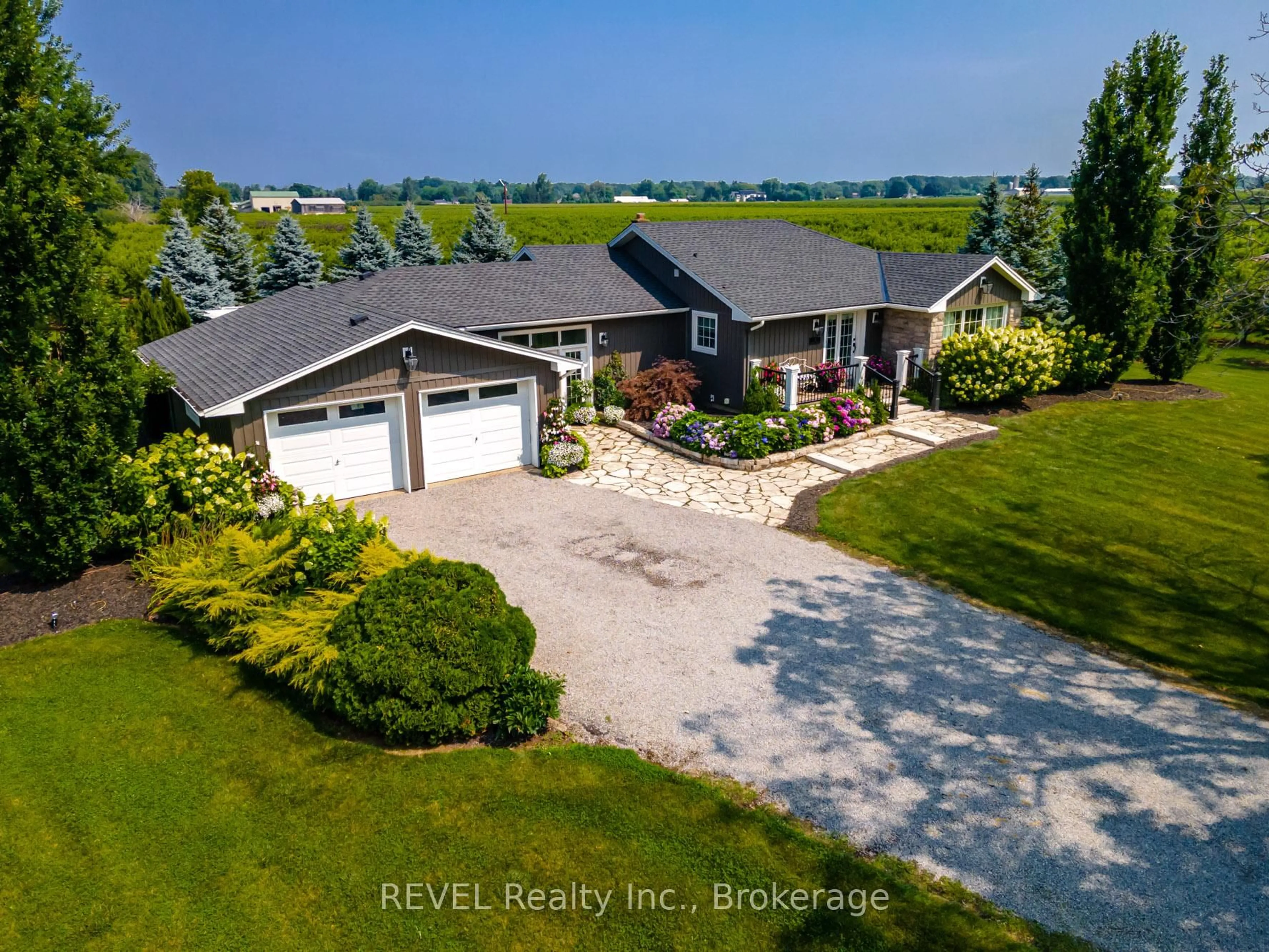 A pic from outside/outdoor area/front of a property/back of a property/a pic from drone, water/lake/river/ocean view for 72 Hunter Rd, Niagara-on-the-Lake Ontario L0S 1J0