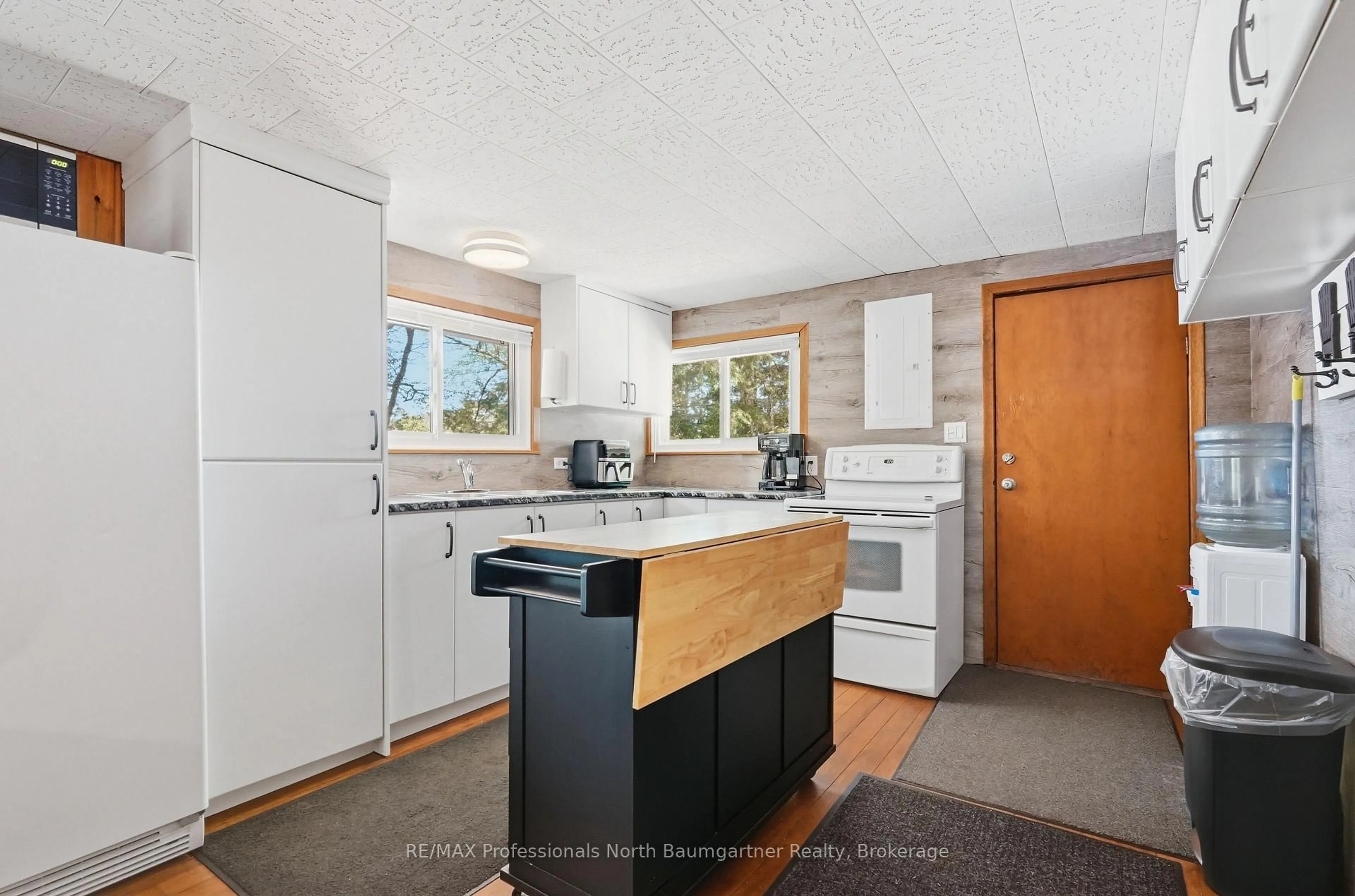 Standard kitchen, unknown for 1111 Corylus Lane, Dysart et al Ontario K0L 1X0