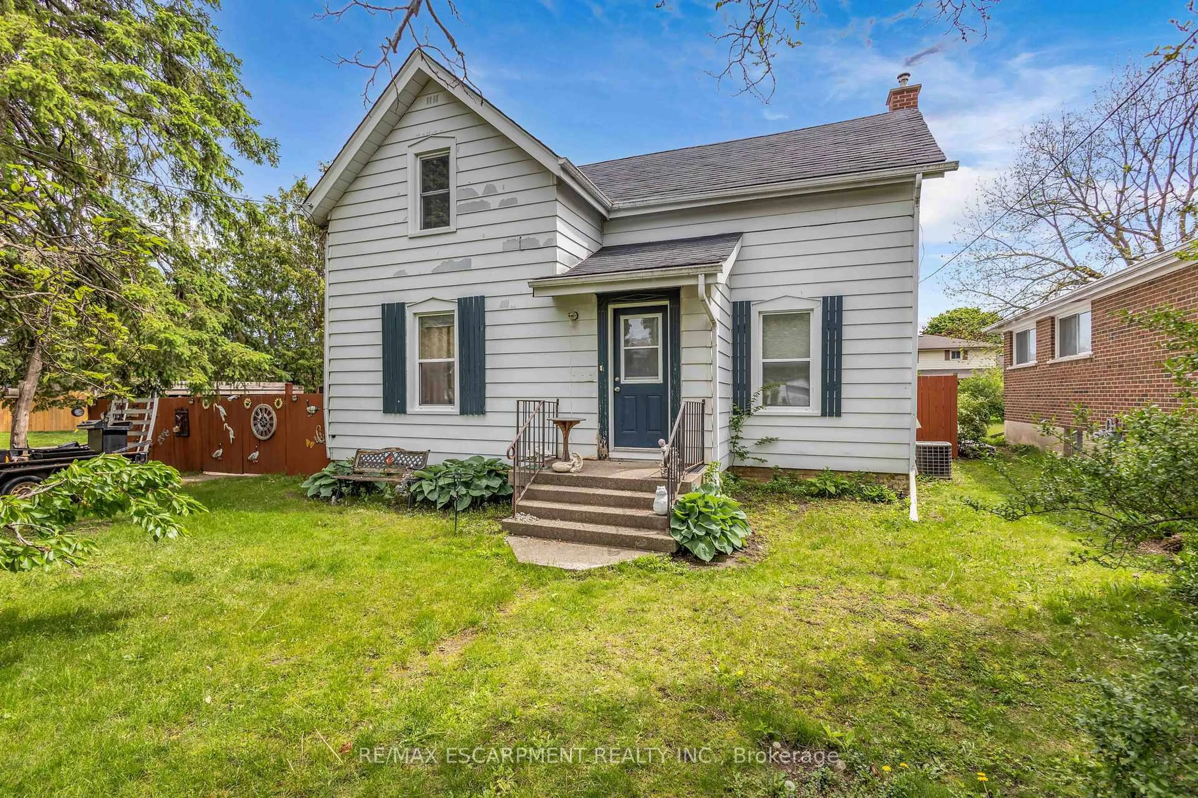 Home with vinyl exterior material, street for 35 James Ave, Brantford Ontario N3S 6Y2