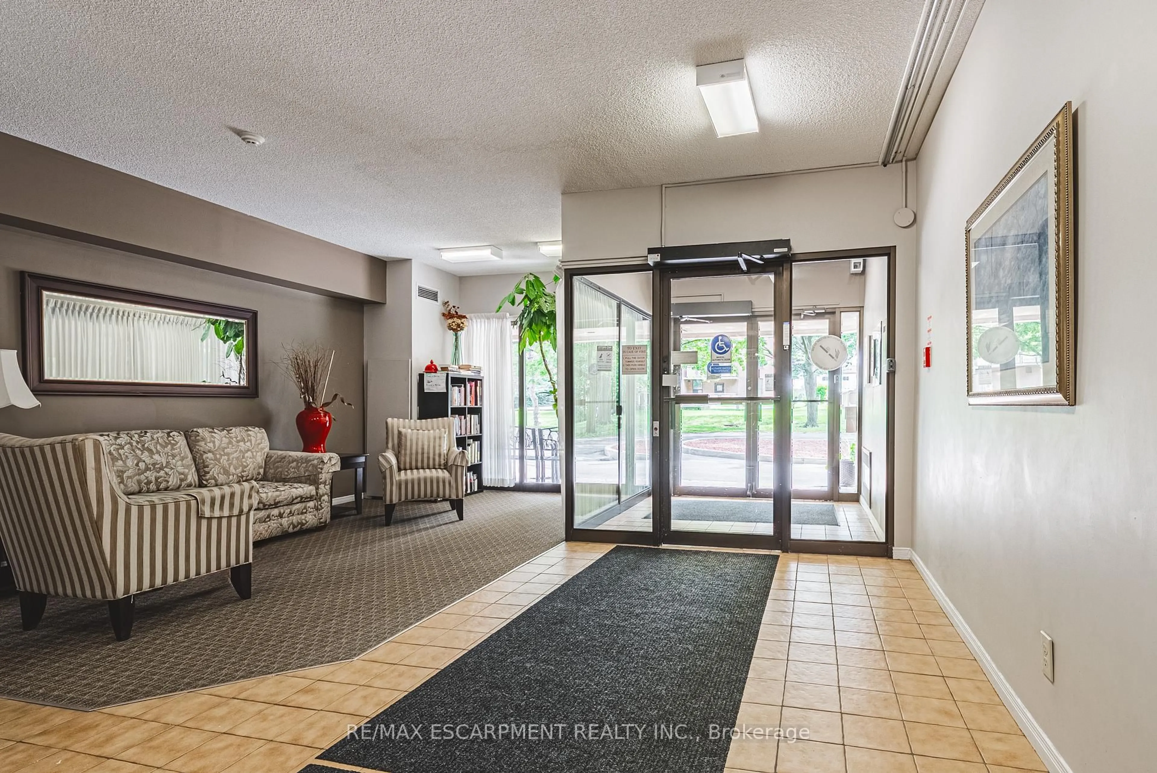 Indoor foyer for 180 Limeridge Rd #103, Hamilton Ontario L9C 7H7