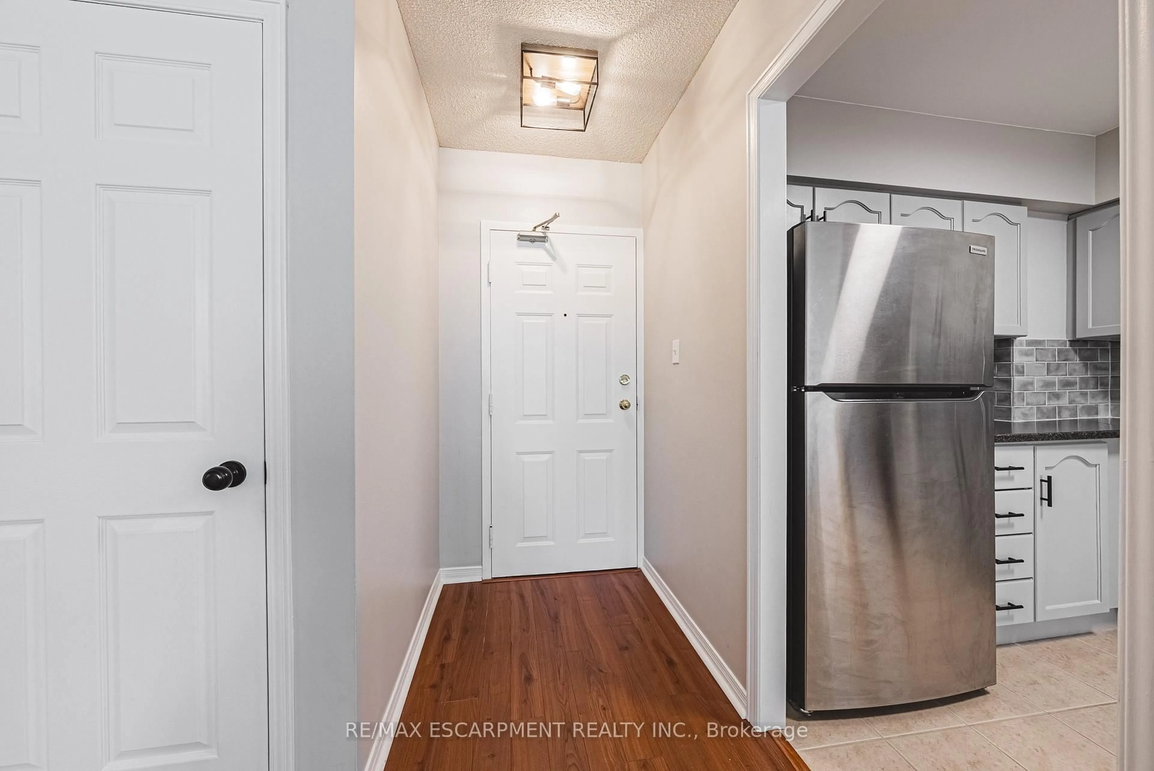 Indoor entryway for 180 Limeridge Rd #103, Hamilton Ontario L9C 7H7