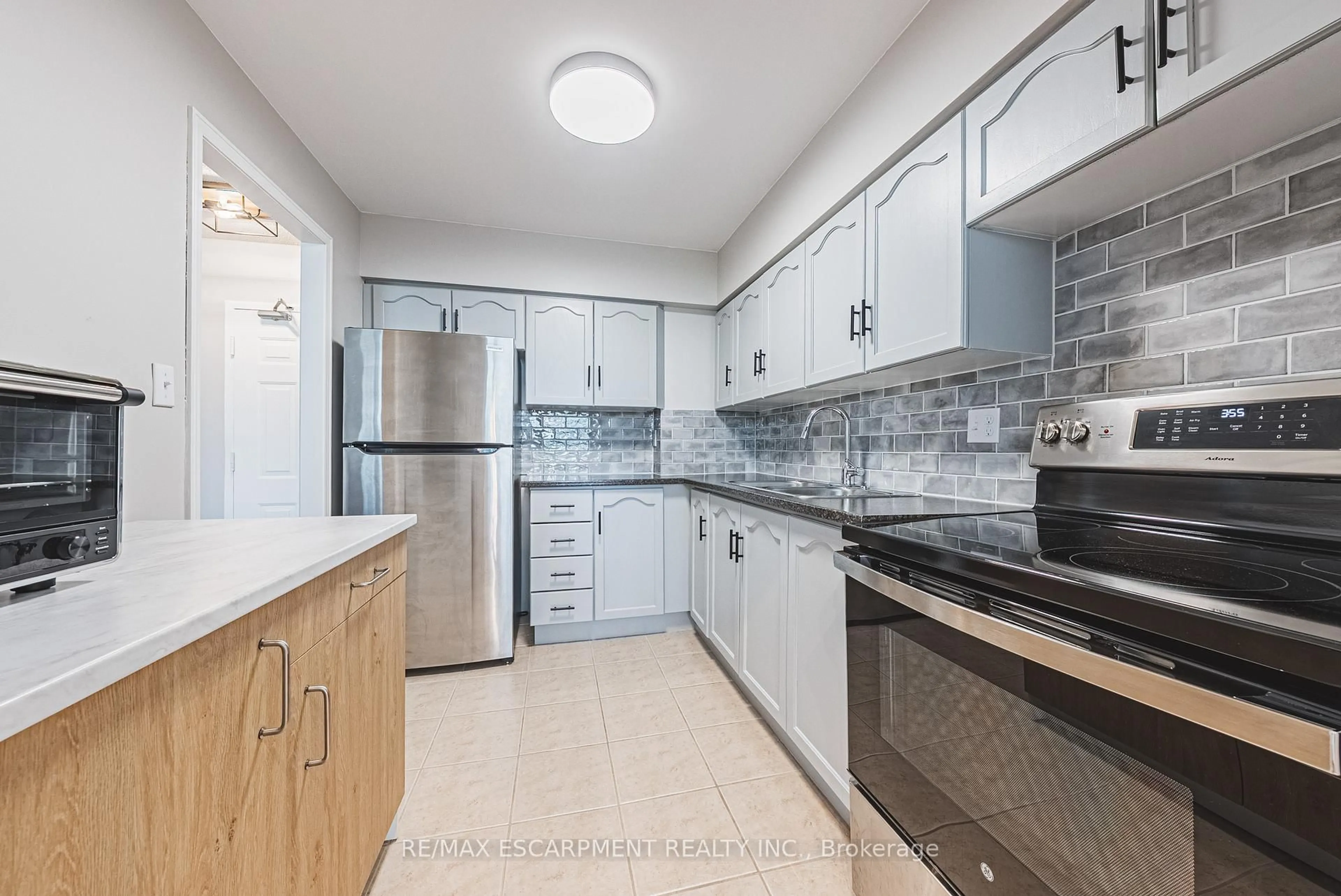 Standard kitchen, unknown for 180 Limeridge Rd #103, Hamilton Ontario L9C 7H7