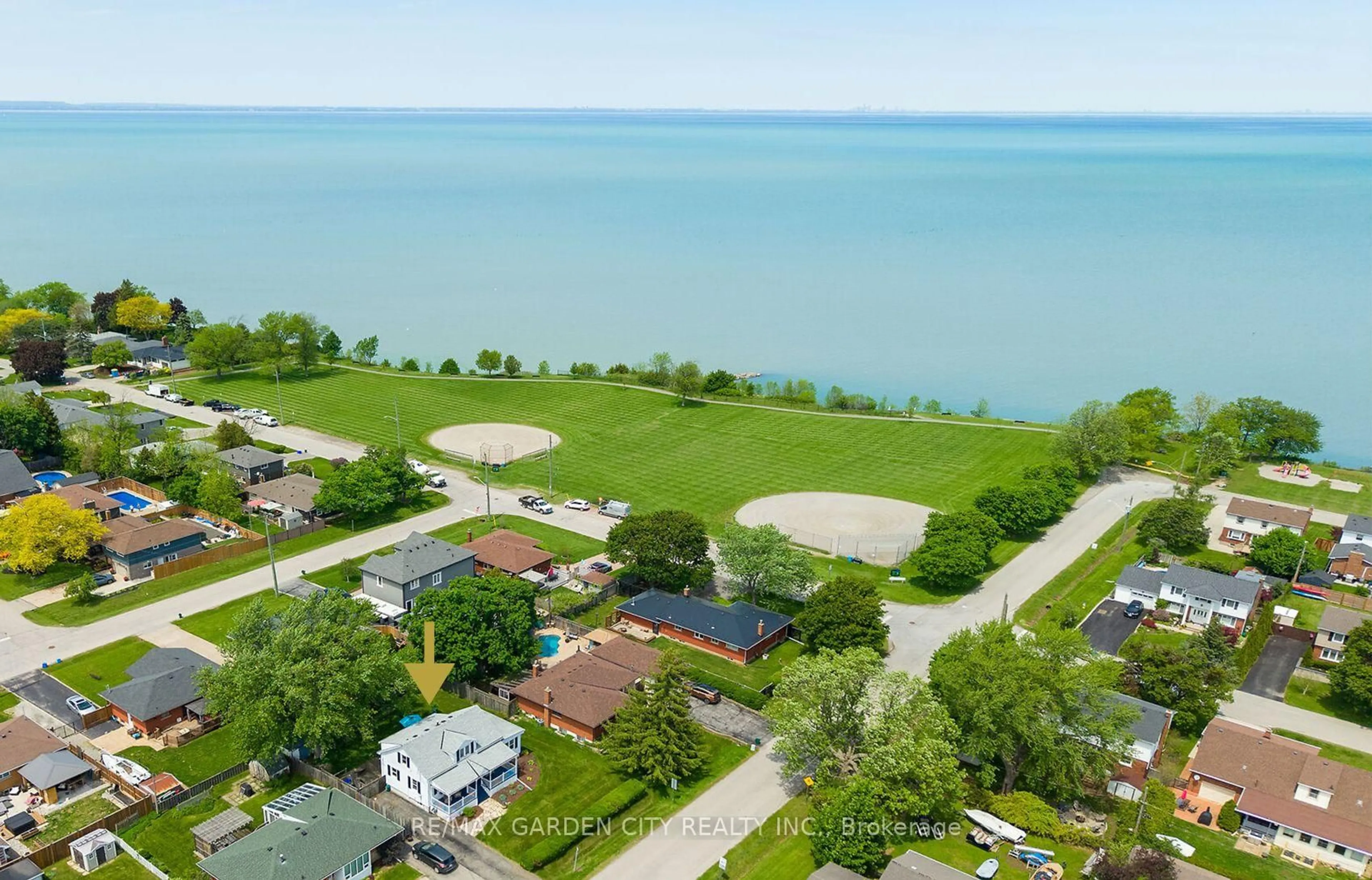 A pic from outside/outdoor area/front of a property/back of a property/a pic from drone, water/lake/river/ocean view for 439 MURRAY St, Grimsby Ontario L3M 3P8