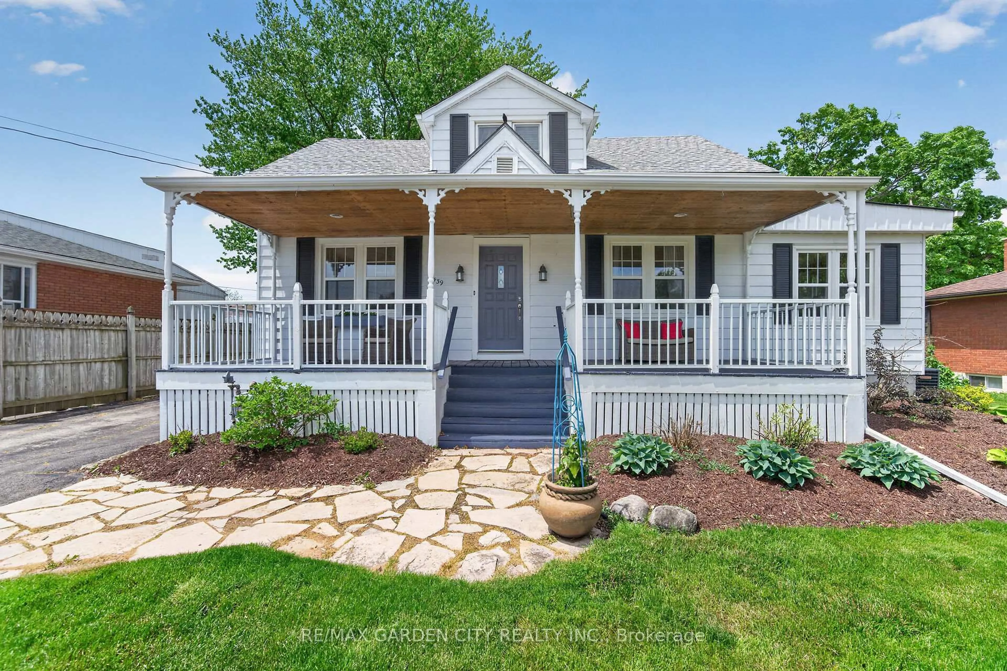 Home with vinyl exterior material, street for 439 MURRAY St, Grimsby Ontario L3M 3P8