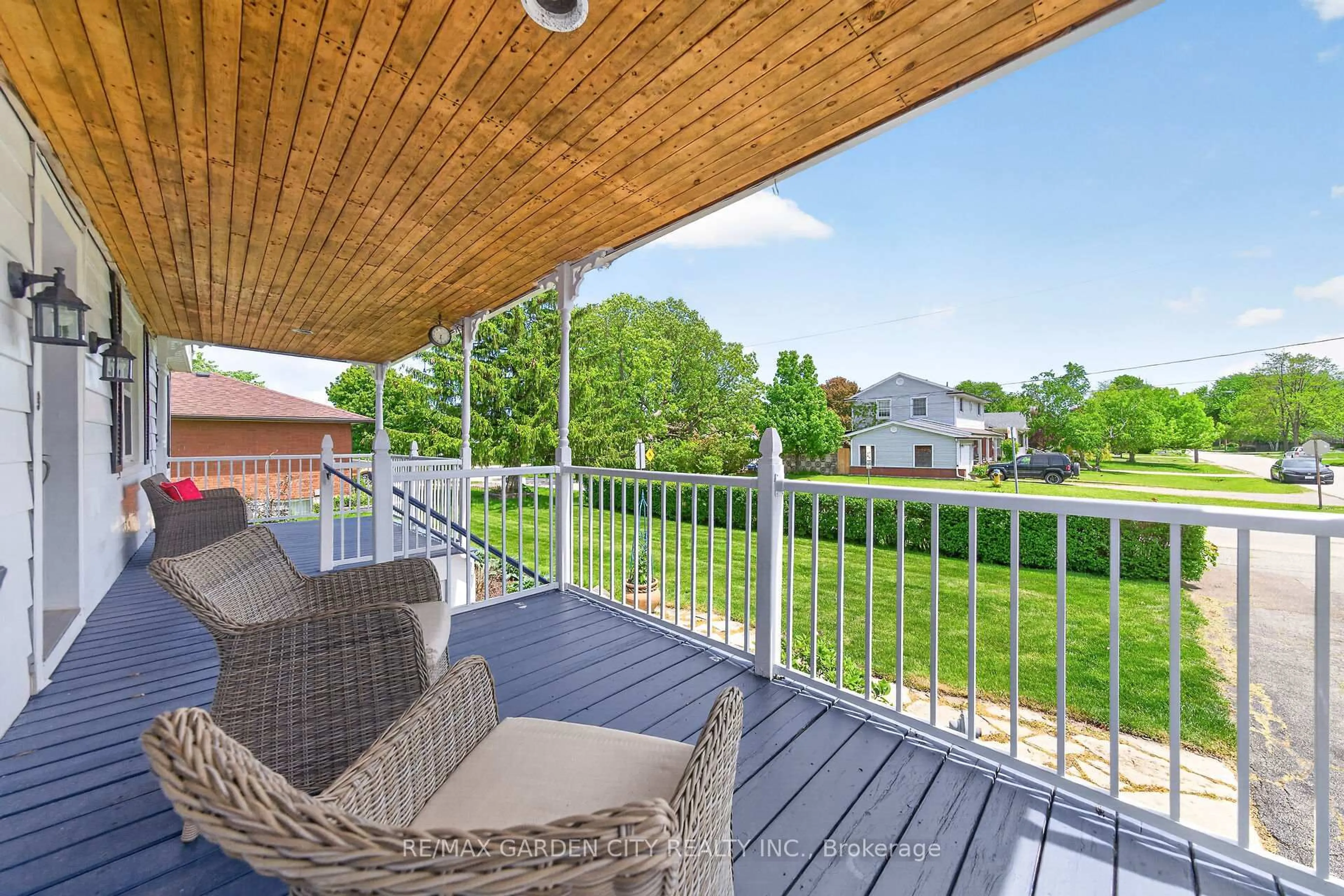 Patio, water/lake/river/ocean view for 439 MURRAY St, Grimsby Ontario L3M 3P8