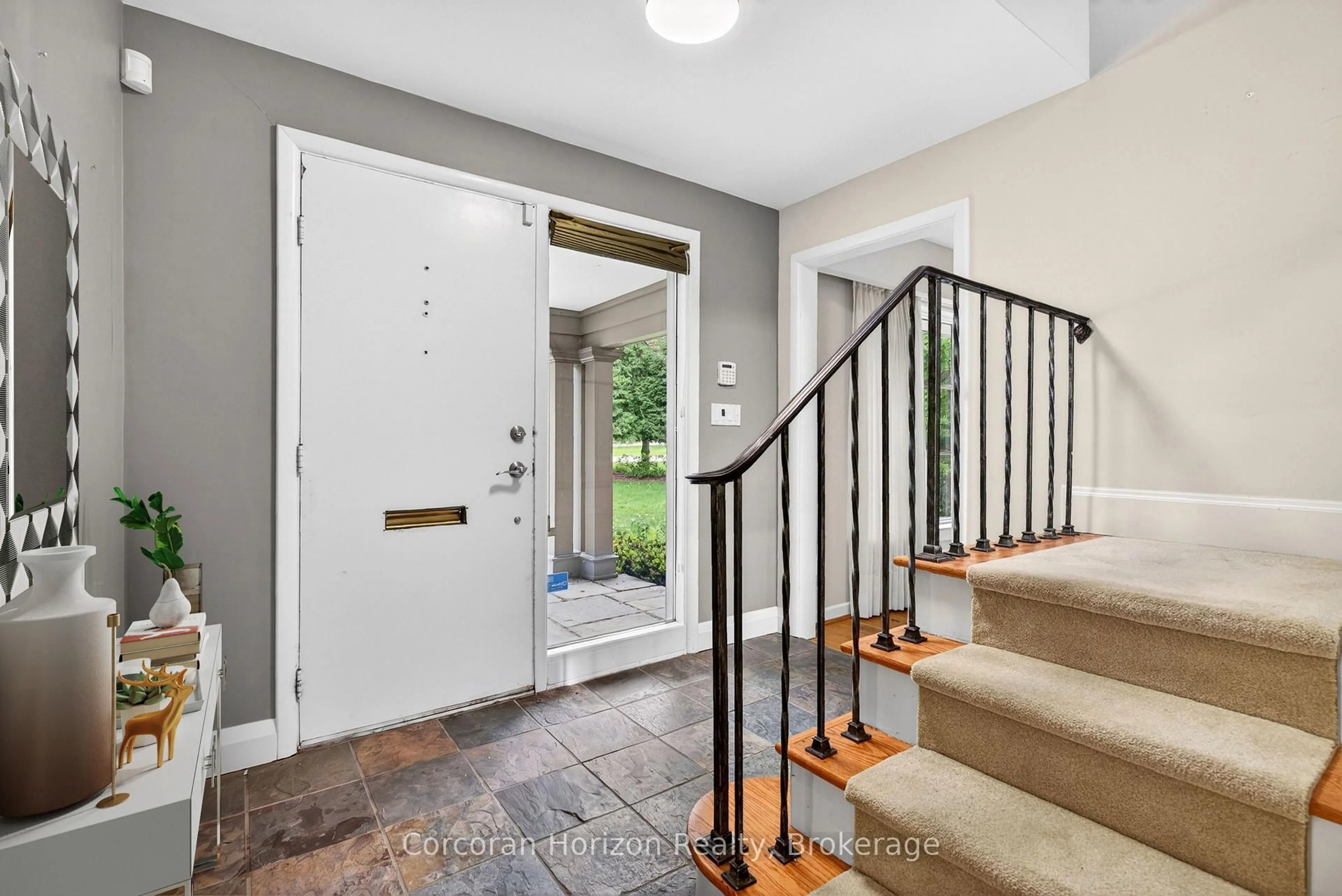 Indoor entryway for 150 Mansfield Dr, Hamilton Ontario L9G 1M7