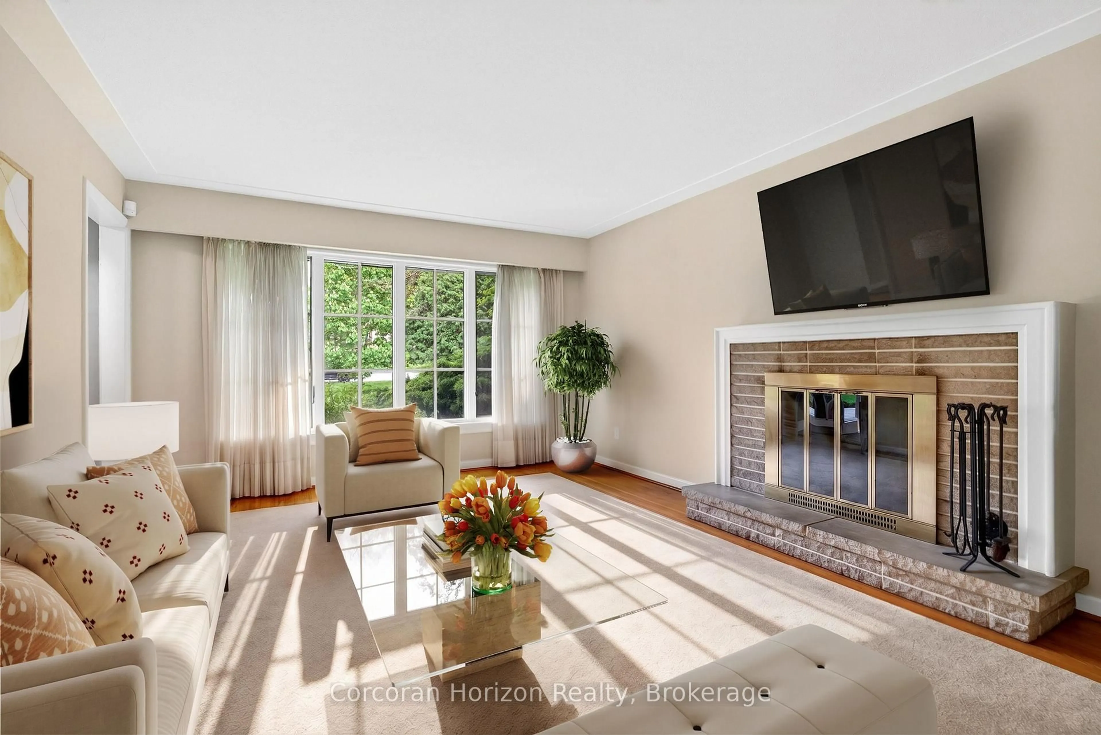 Living room with furniture, unknown for 150 Mansfield Dr, Hamilton Ontario L9G 1M7