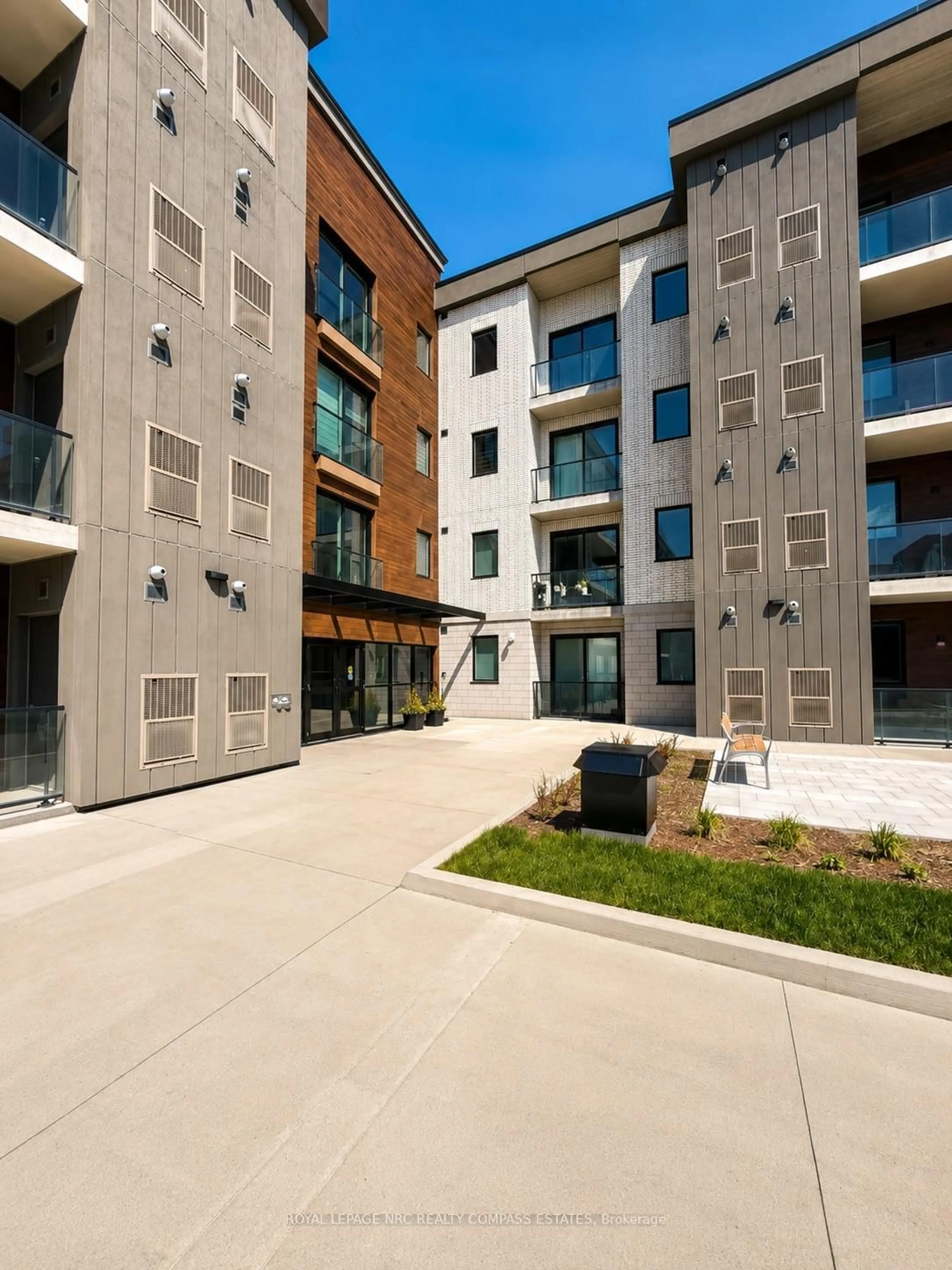 Patio, building for 7549 A Kalar Rd #205, Niagara Falls Ontario L2H 3W6
