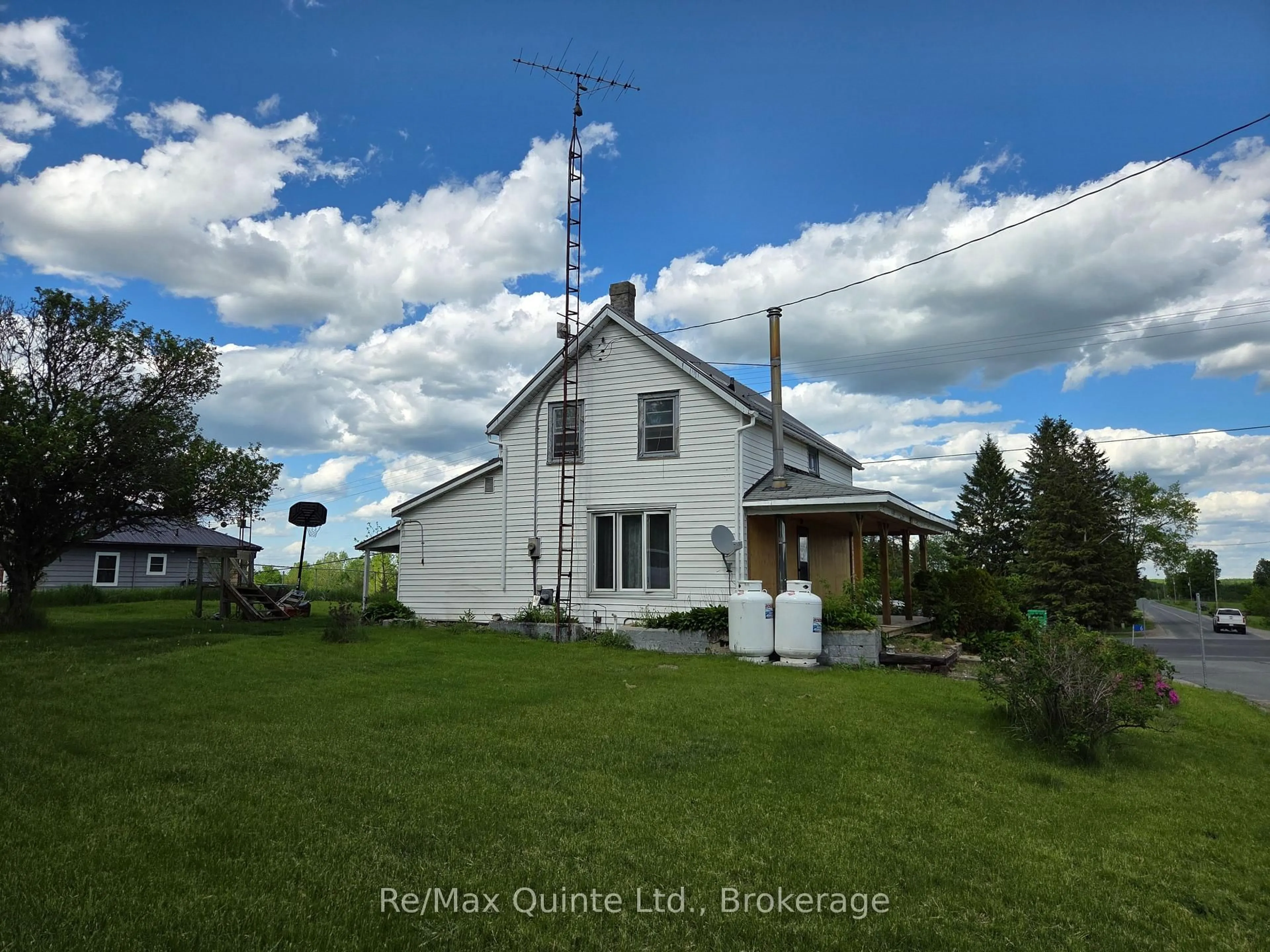 A pic from outside/outdoor area/front of a property/back of a property/a pic from drone, building for 6 Thomas St, Thomasburg Ontario K0K 3H0