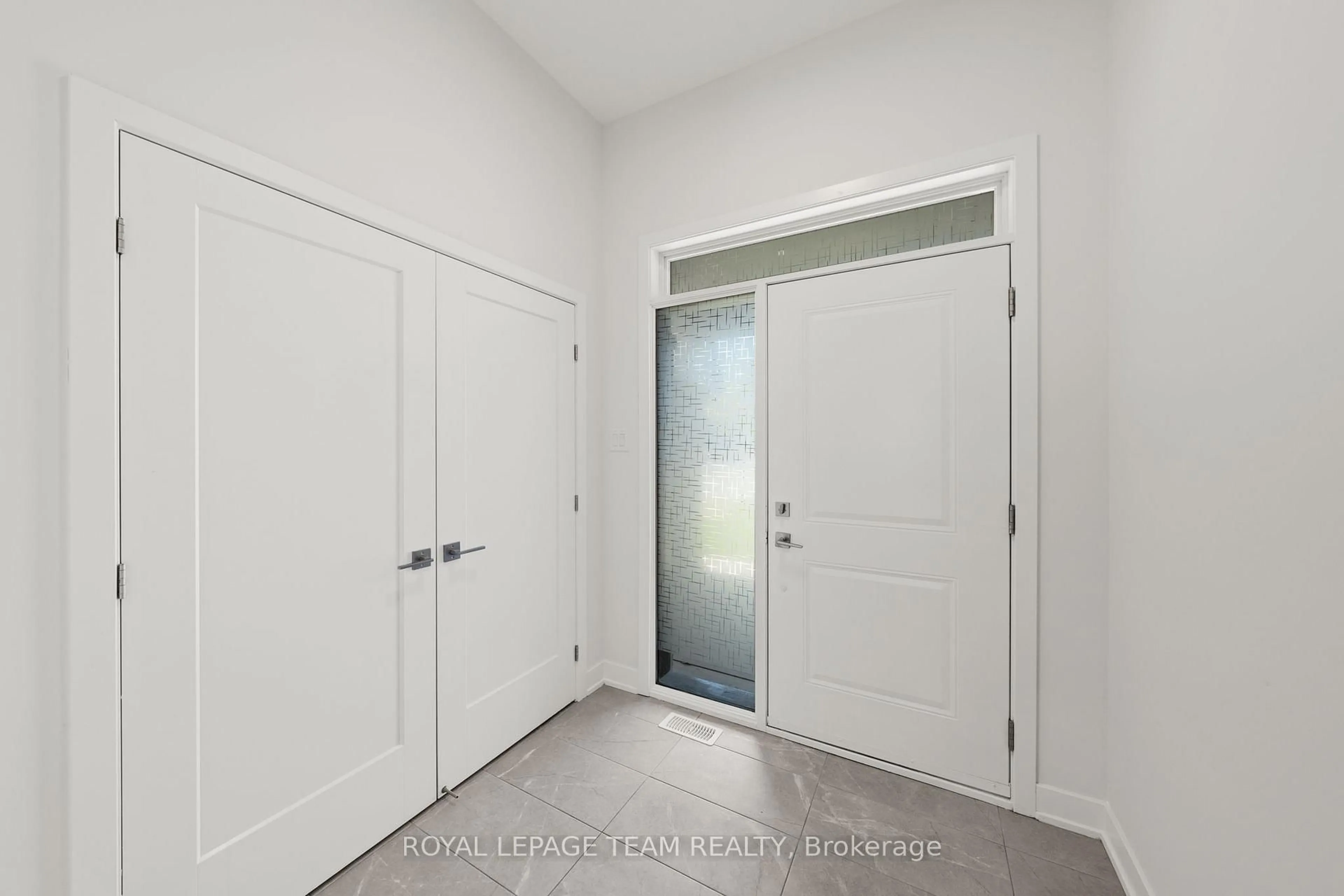 Indoor entryway for 192 ADELAIDE St, Almonte Ontario K0A 1A0