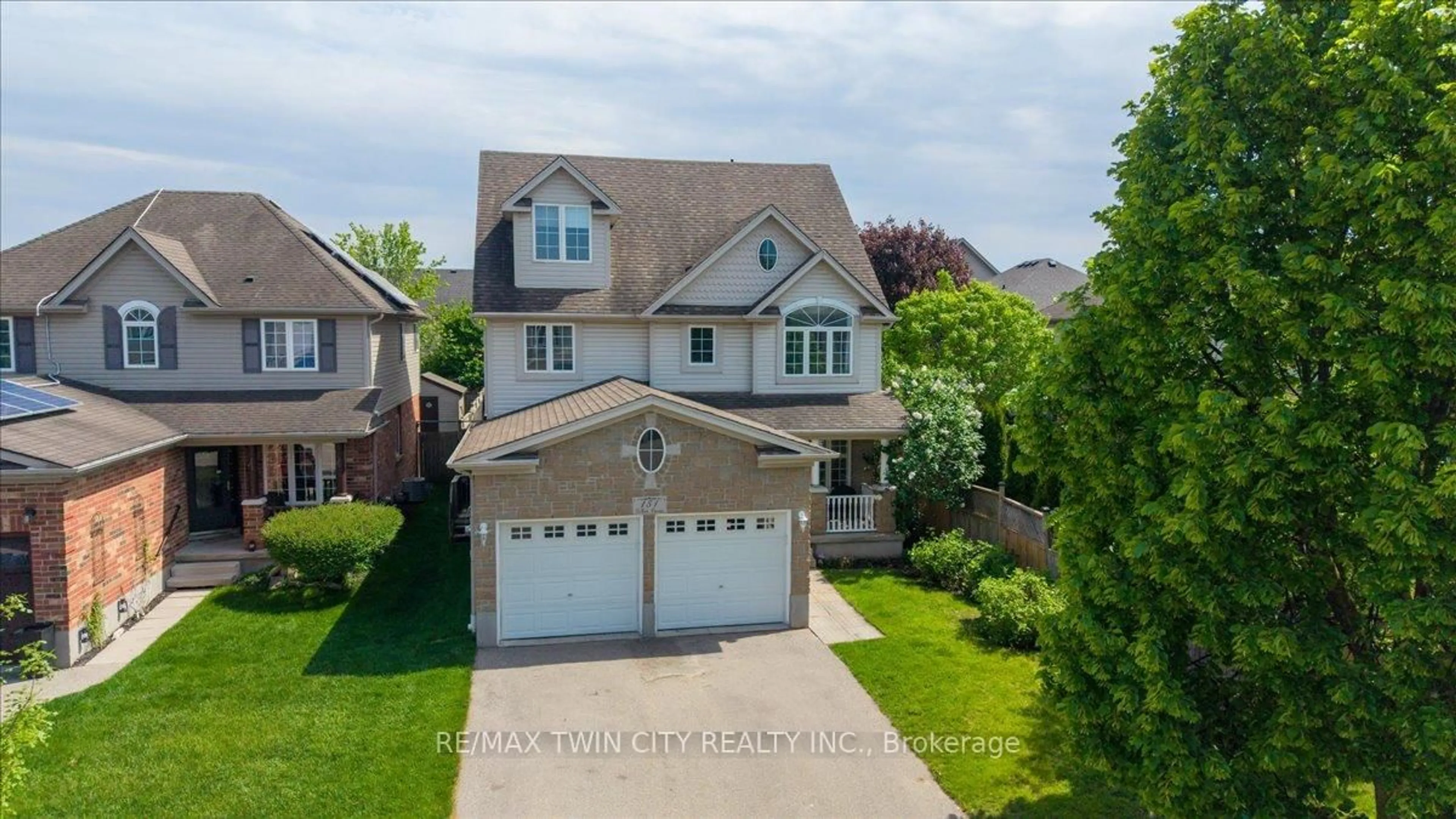 A pic from outside/outdoor area/front of a property/back of a property/a pic from drone, street for 151 Decaro Cres, Cambridge Ontario N3C 4M4