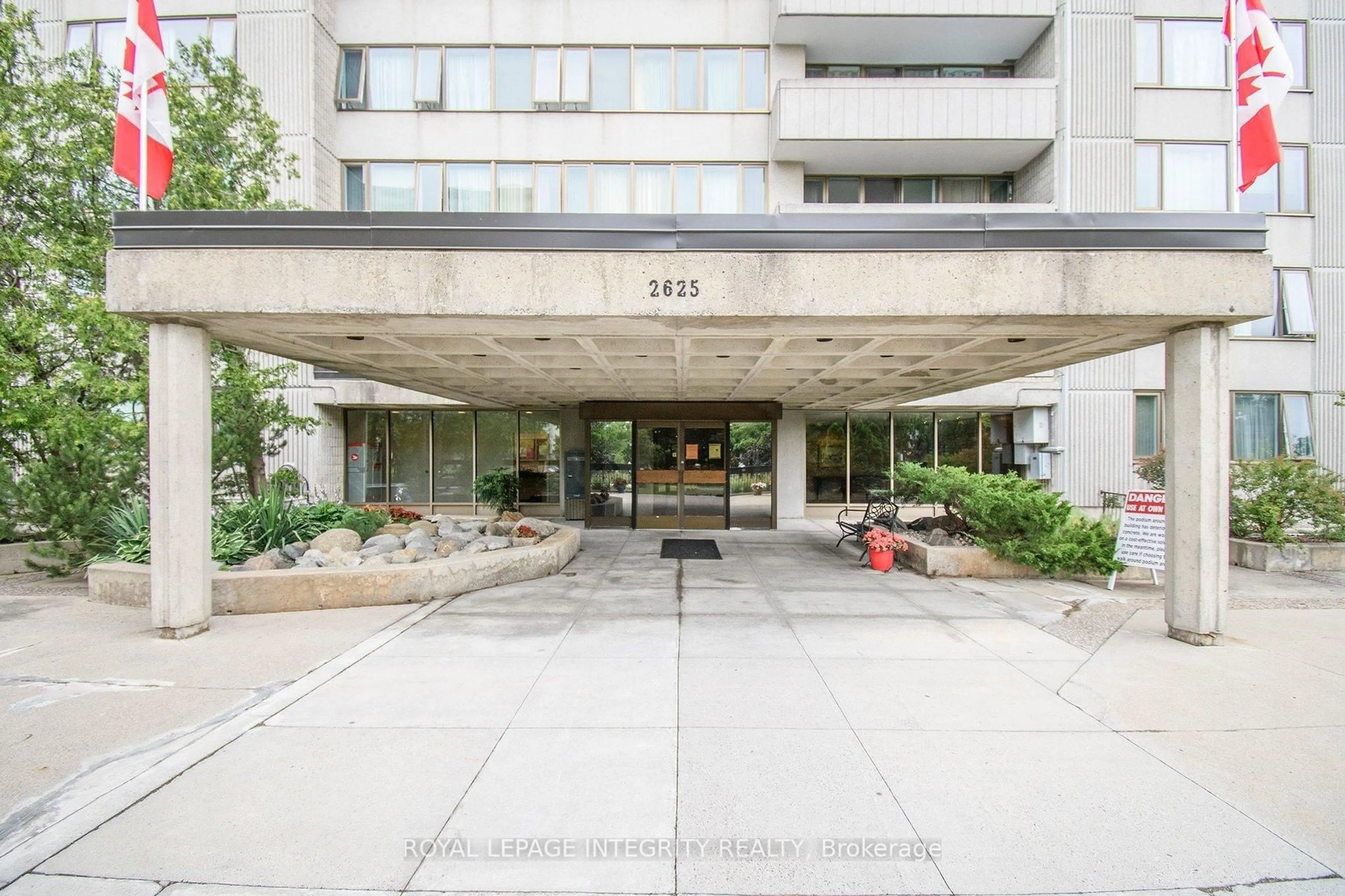 Indoor foyer for 2625 Regina St #1708, Ottawa Ontario K2B 5W8