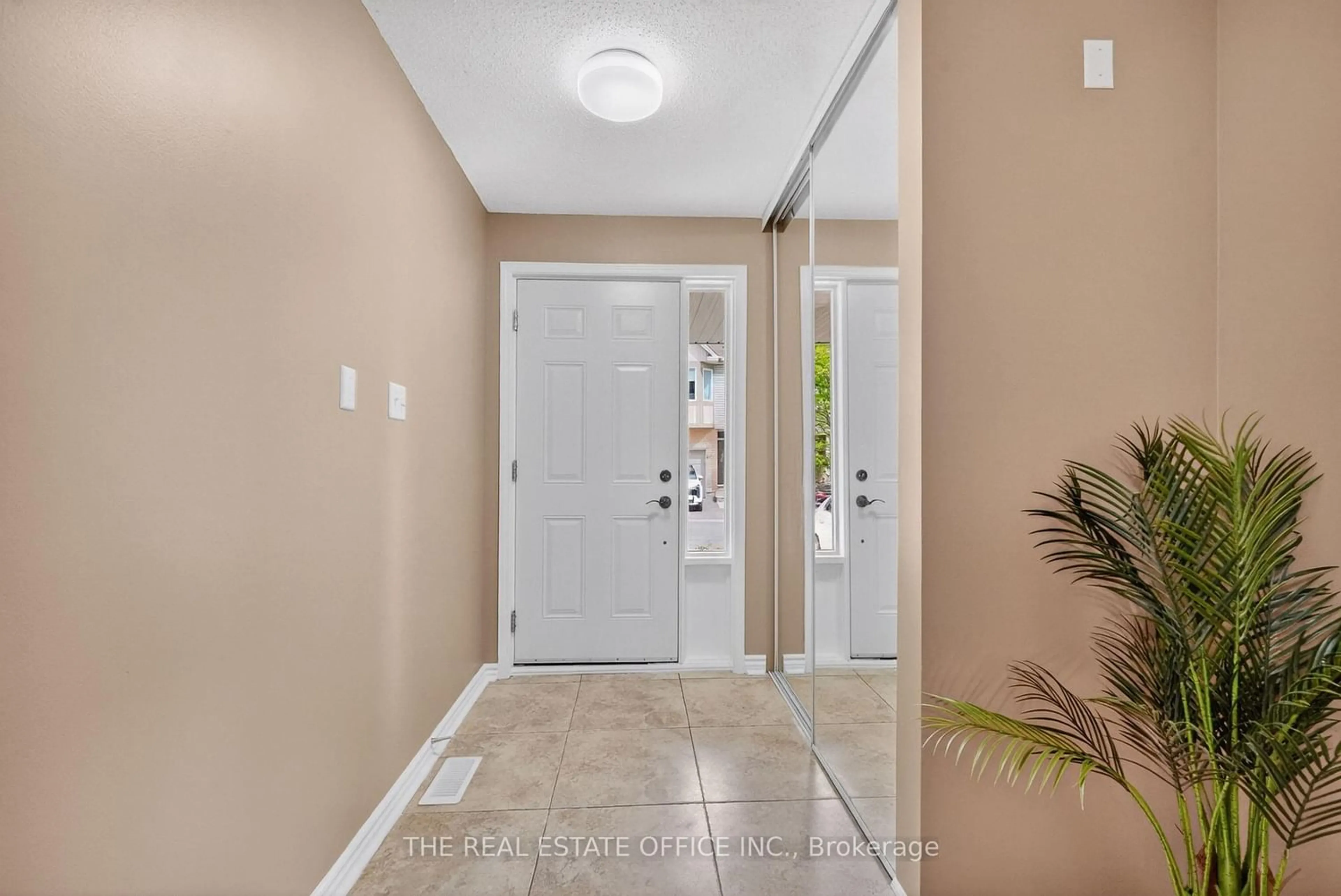 Indoor entryway for 106 Corsica Private, Ottawa Ontario K1G 5Y1