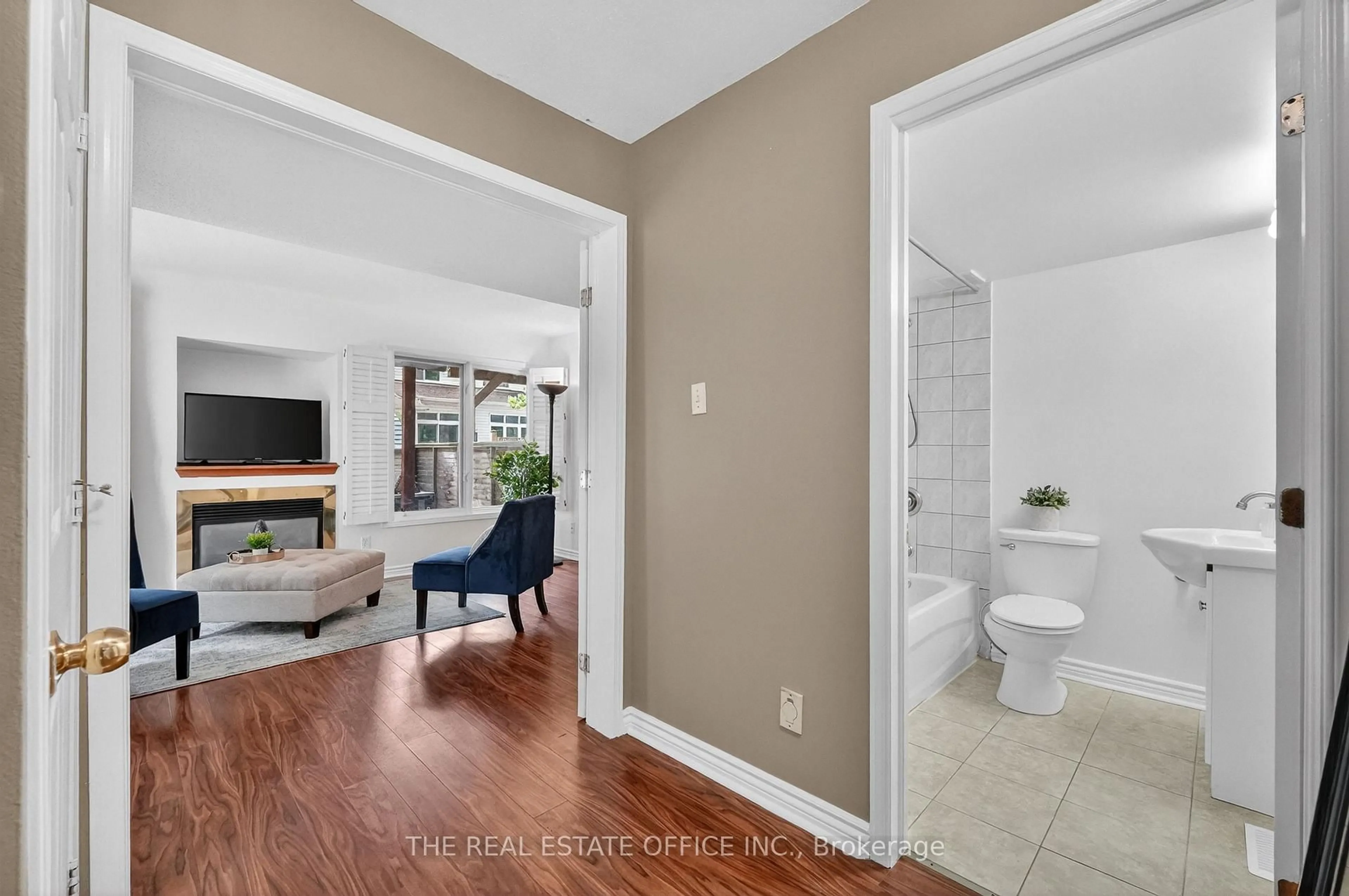 Indoor entryway for 106 Corsica Private, Ottawa Ontario K1G 5Y1