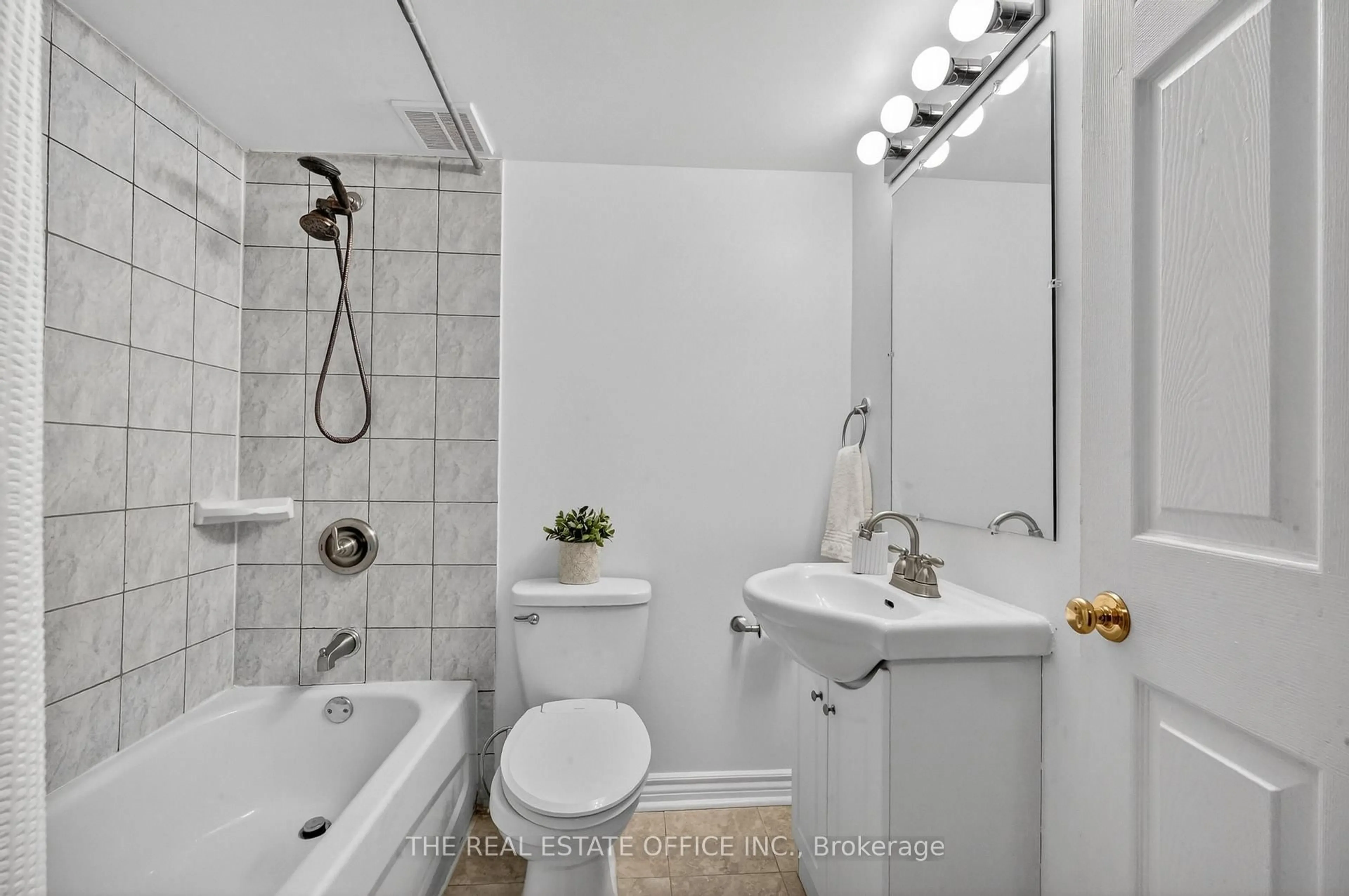 Standard bathroom, ceramic/tile floor for 106 Corsica Private, Ottawa Ontario K1G 5Y1