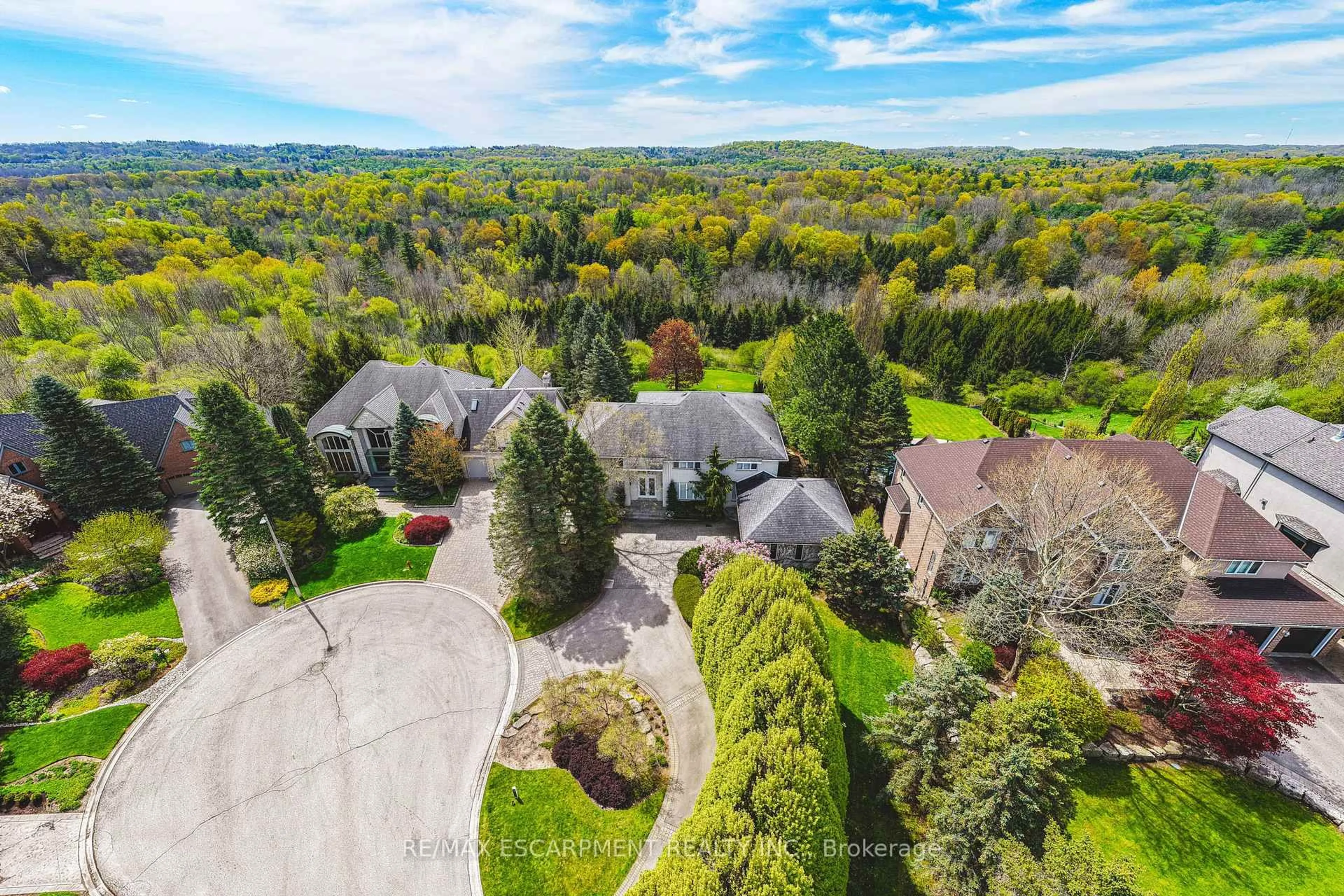A pic from outside/outdoor area/front of a property/back of a property/a pic from drone, forest/trees view for 2 Anslow Crt, Hamilton Ontario L9H 6Z2