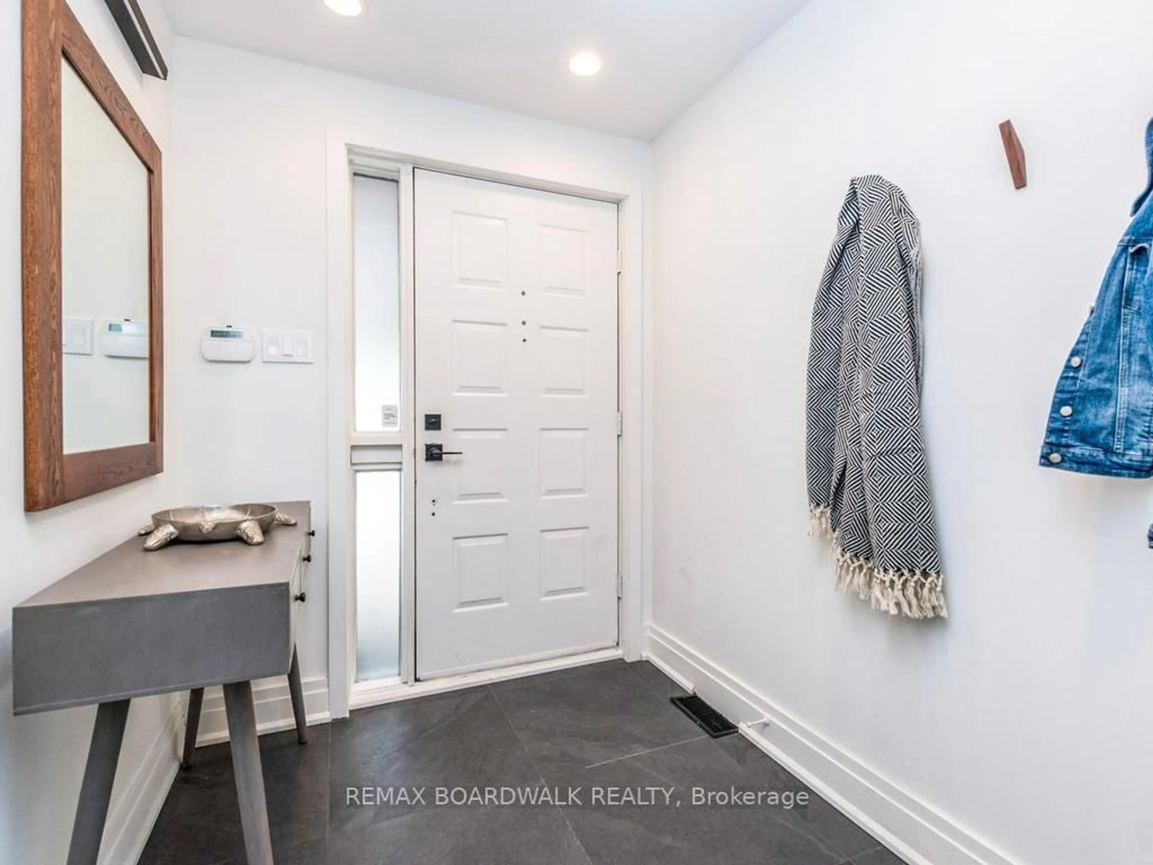 Indoor entryway for 41 Putman Ave, Ottawa Ontario K1M 1Z1