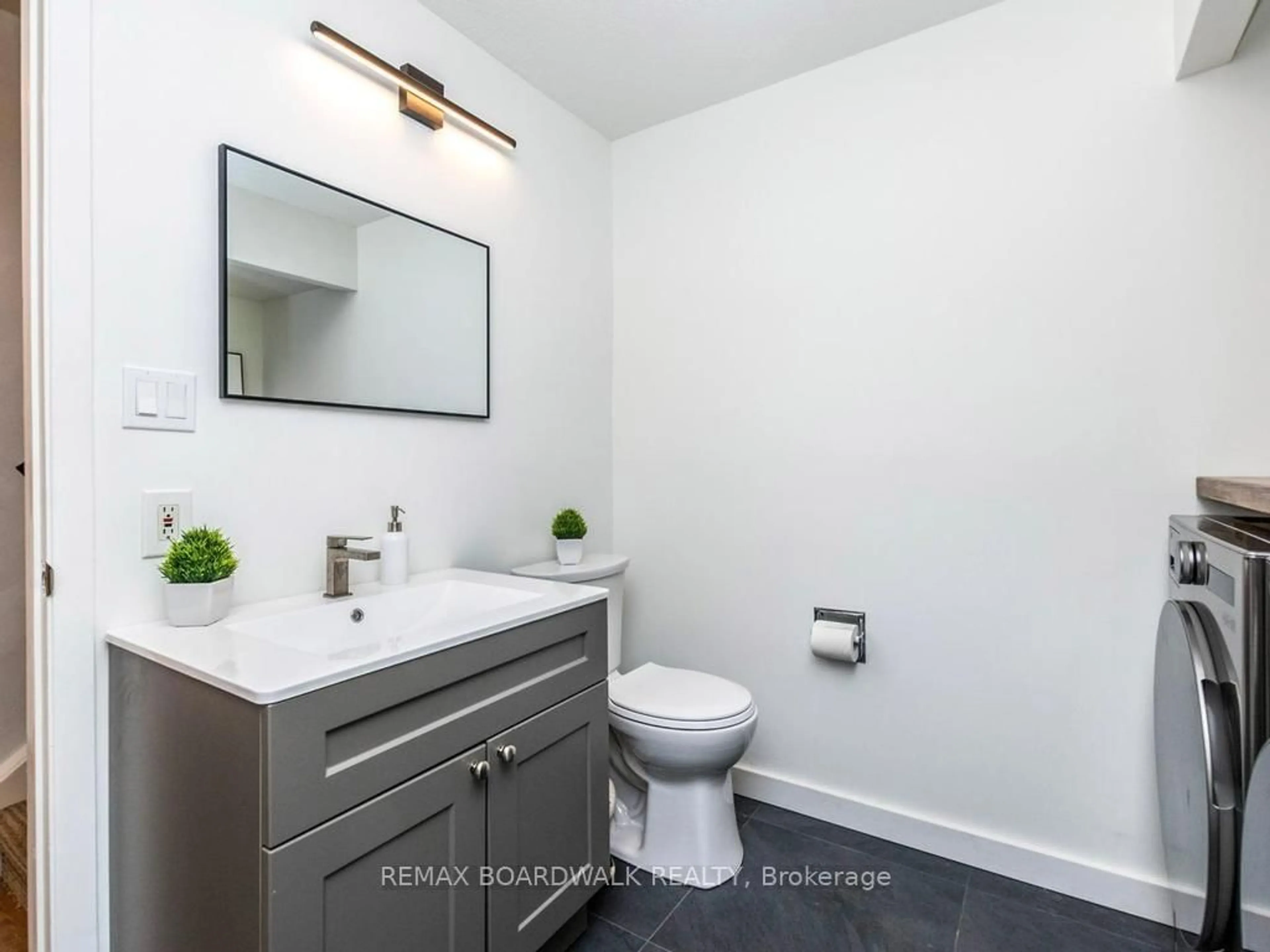 Standard bathroom, ceramic/tile floor for 41 Putman Ave, Ottawa Ontario K1M 1Z1