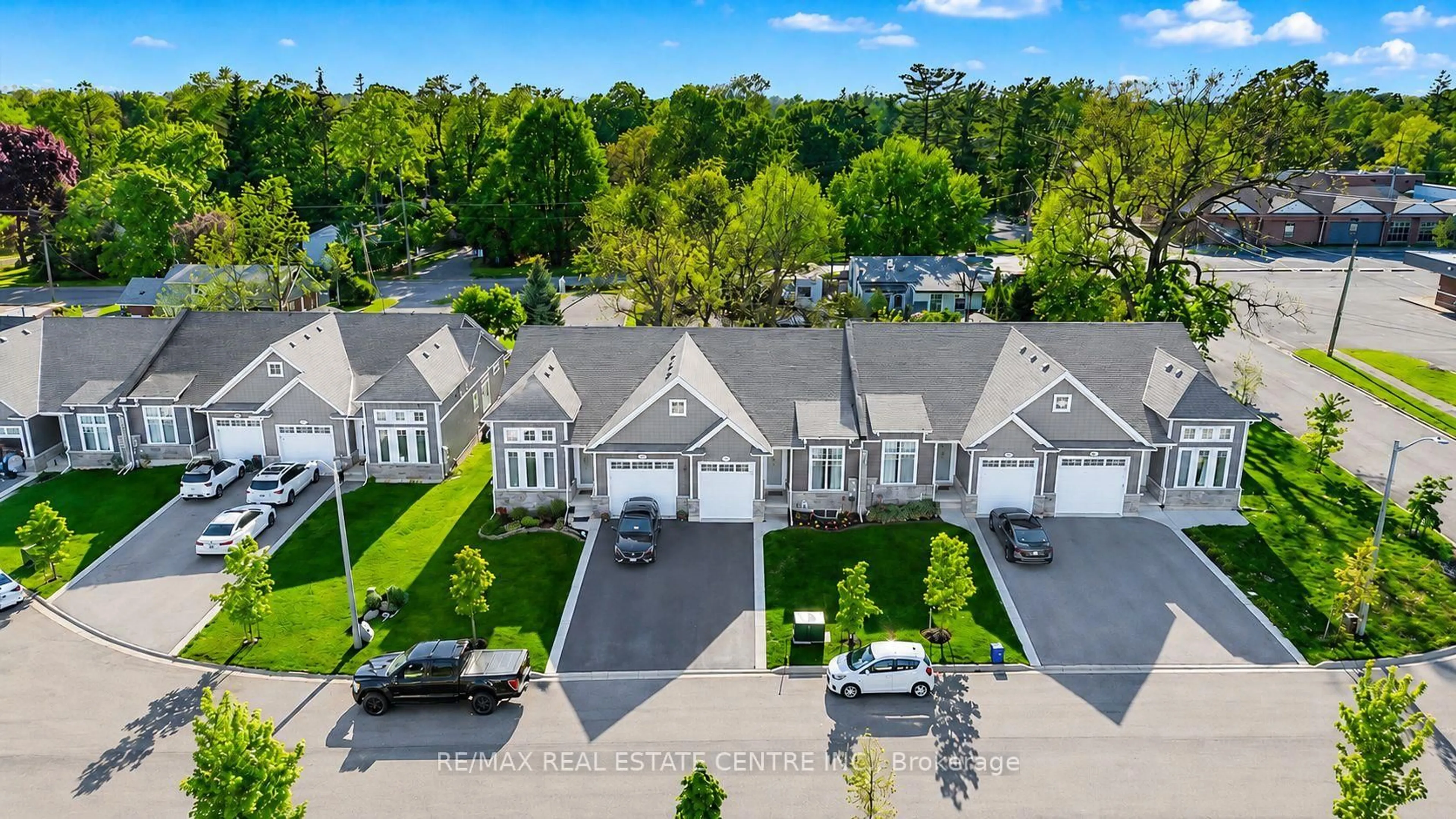 A pic from outside/outdoor area/front of a property/back of a property/a pic from drone, street for 199 Alderson Crt, Fort Erie Ontario L0S 1B0
