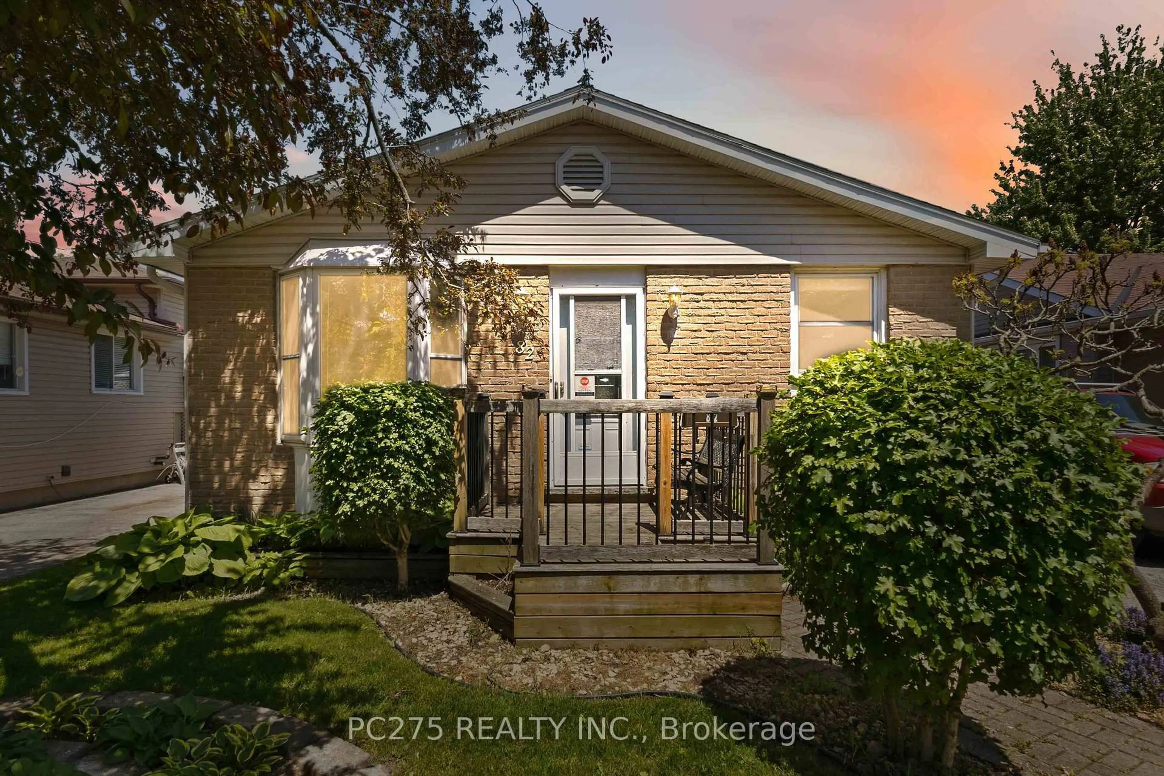 A pic from outside/outdoor area/front of a property/back of a property/a pic from drone, street for 82 Muriel Cres, London South Ontario N6E 2K5