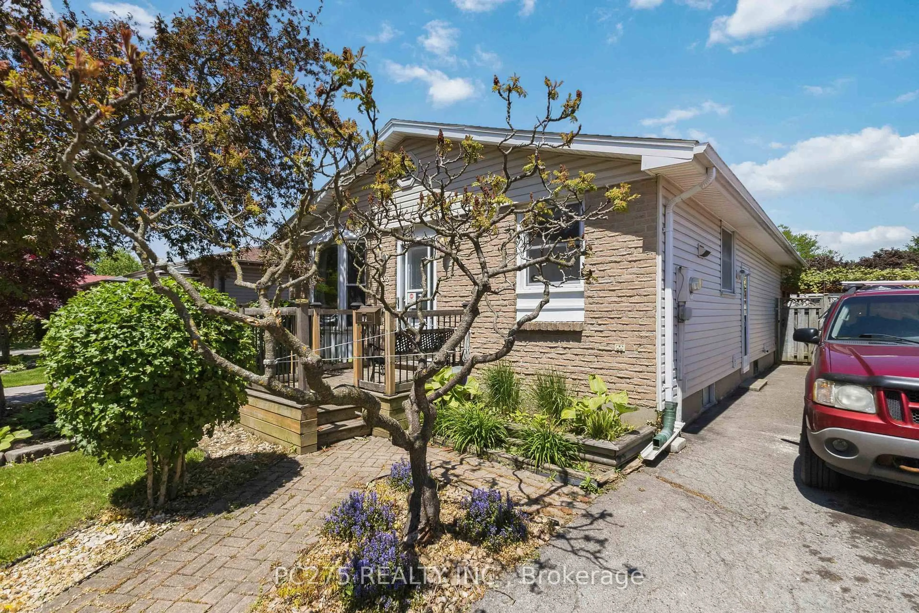 A pic from outside/outdoor area/front of a property/back of a property/a pic from drone, street for 82 Muriel Cres, London South Ontario N6E 2K5