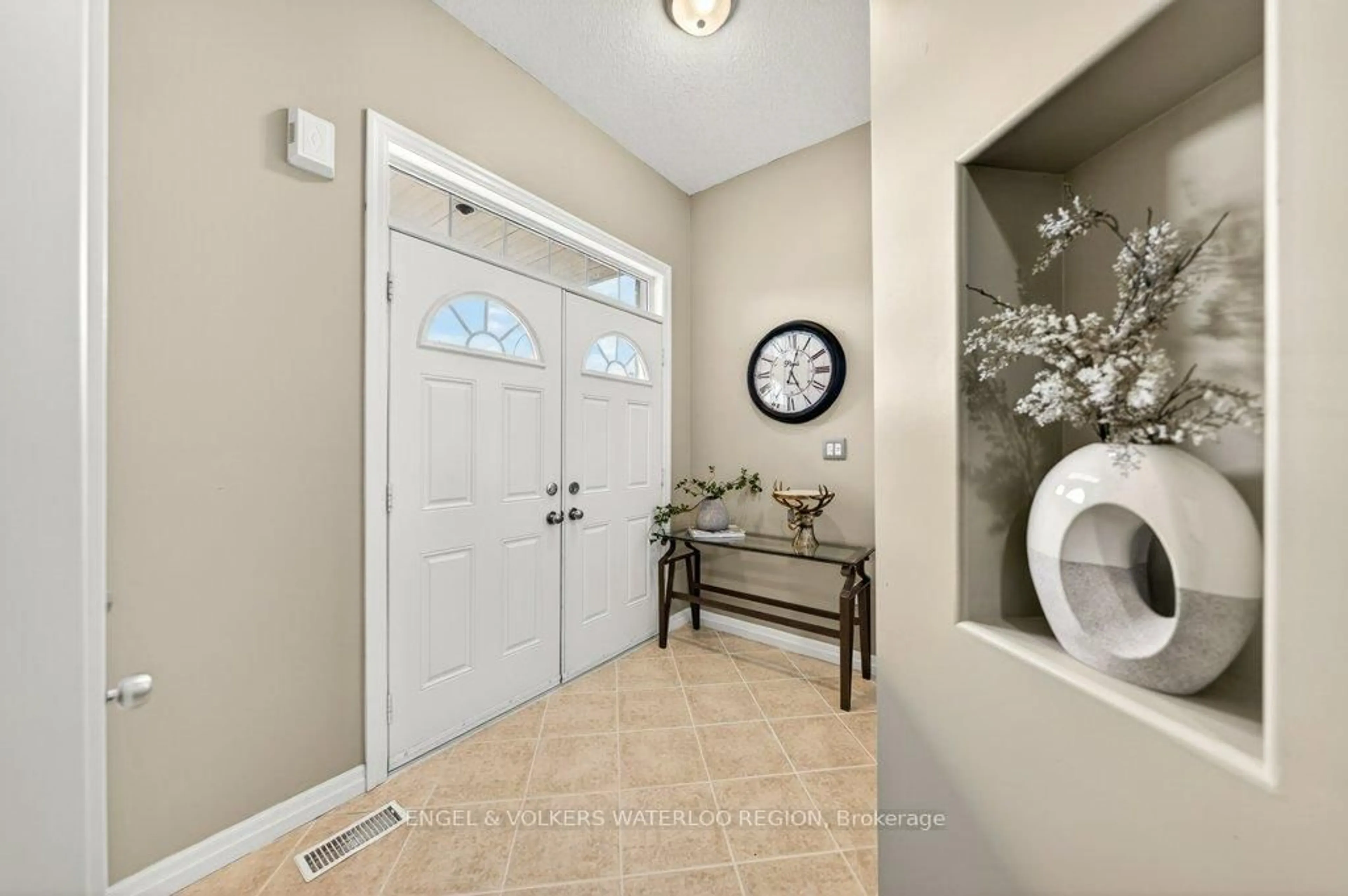Indoor entryway for 6 Tweedsdale St, Kitchener Ontario N2R 1W1