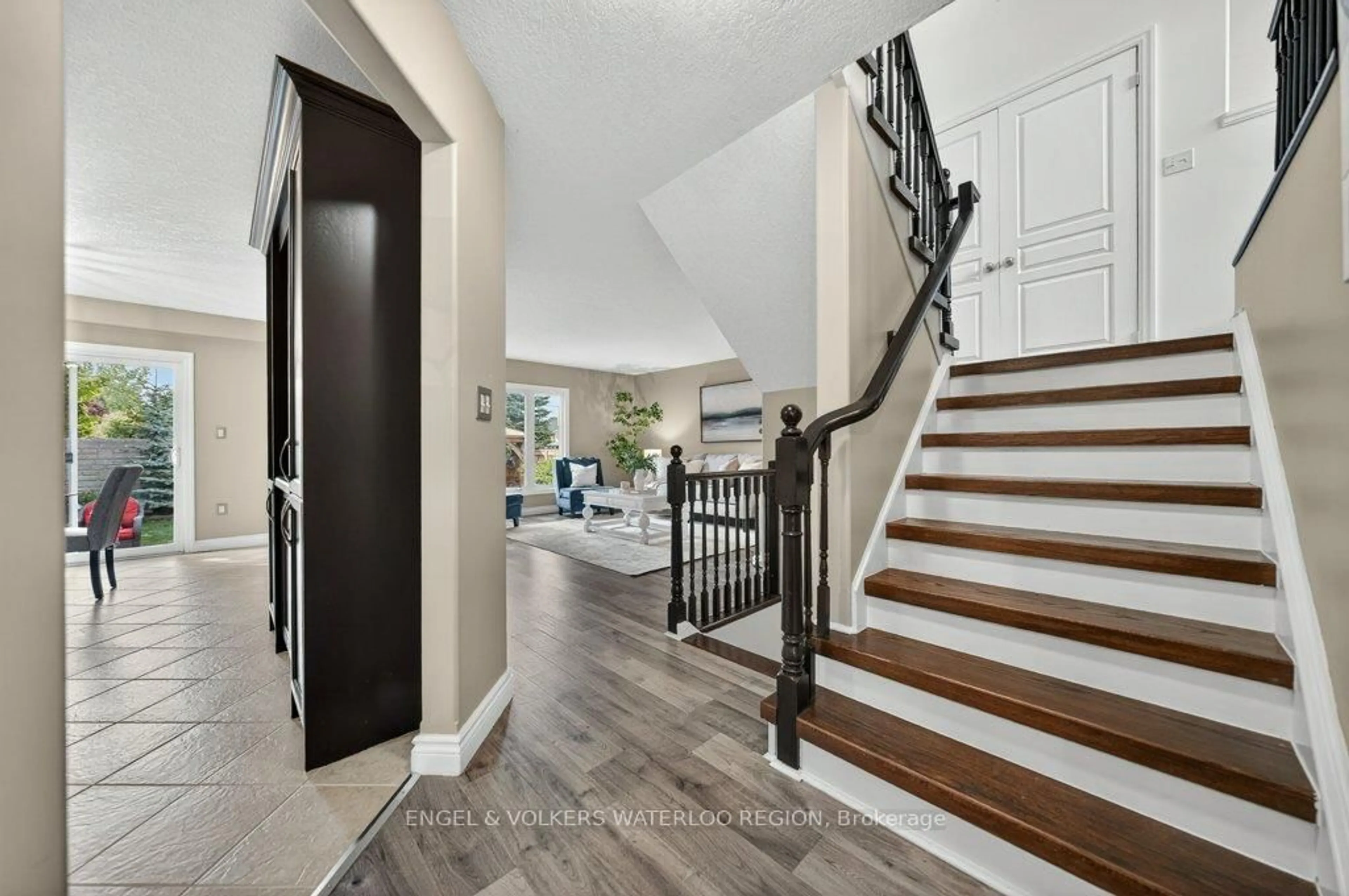 Indoor entryway for 6 Tweedsdale St, Kitchener Ontario N2R 1W1