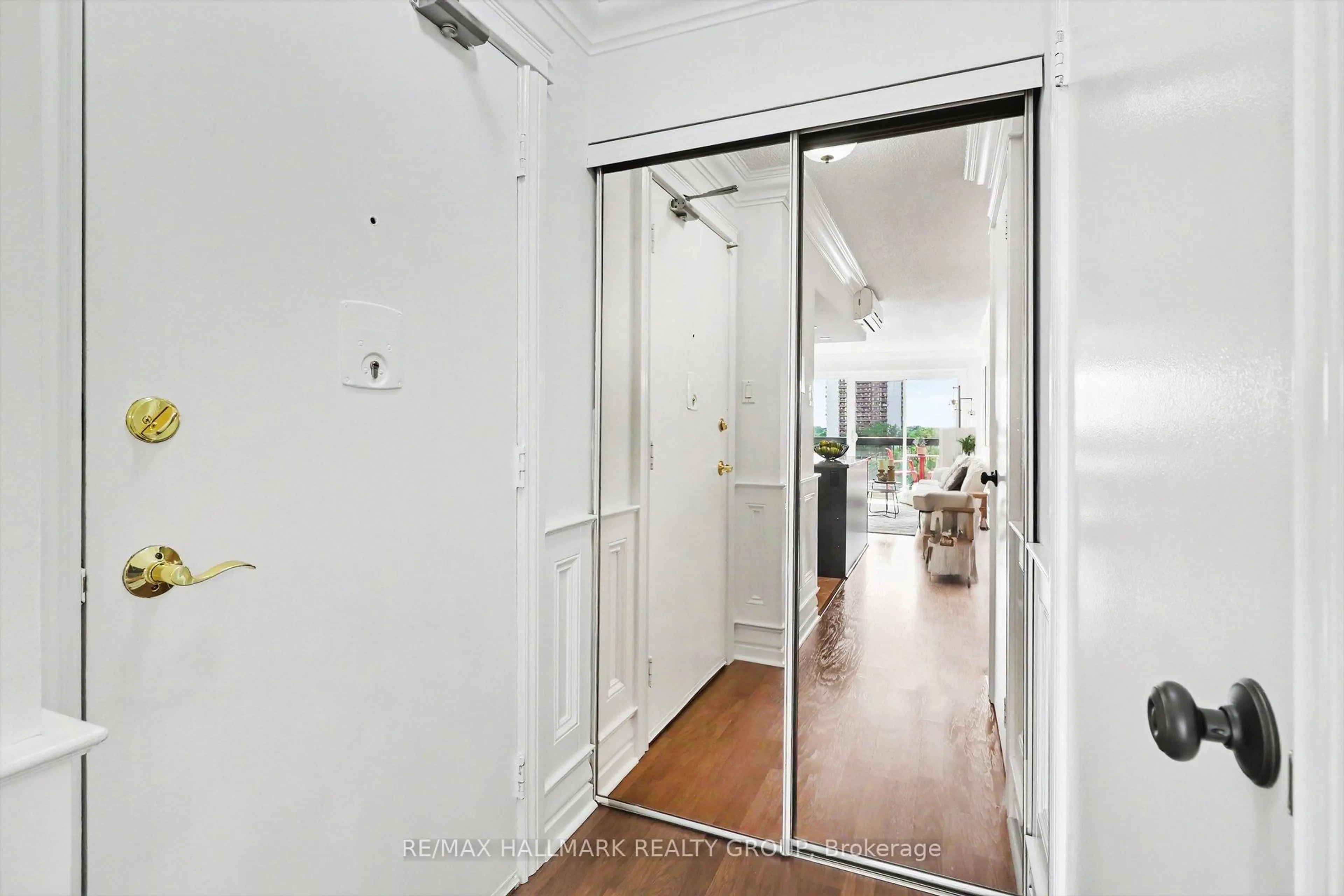 Indoor entryway for 158C McArthur Ave #907, Ottawa Ontario K1L 8E7