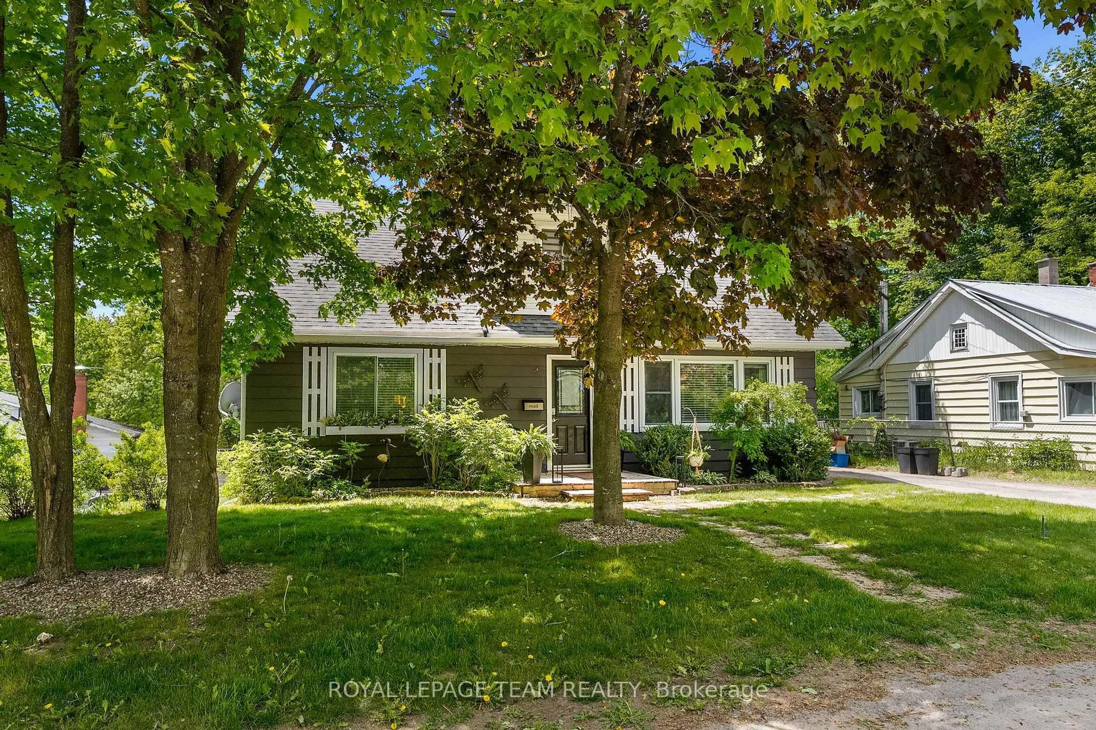A pic from outside/outdoor area/front of a property/back of a property/a pic from drone, street for 130 Hayes St, McNab/Braeside Ontario K7S 2A1
