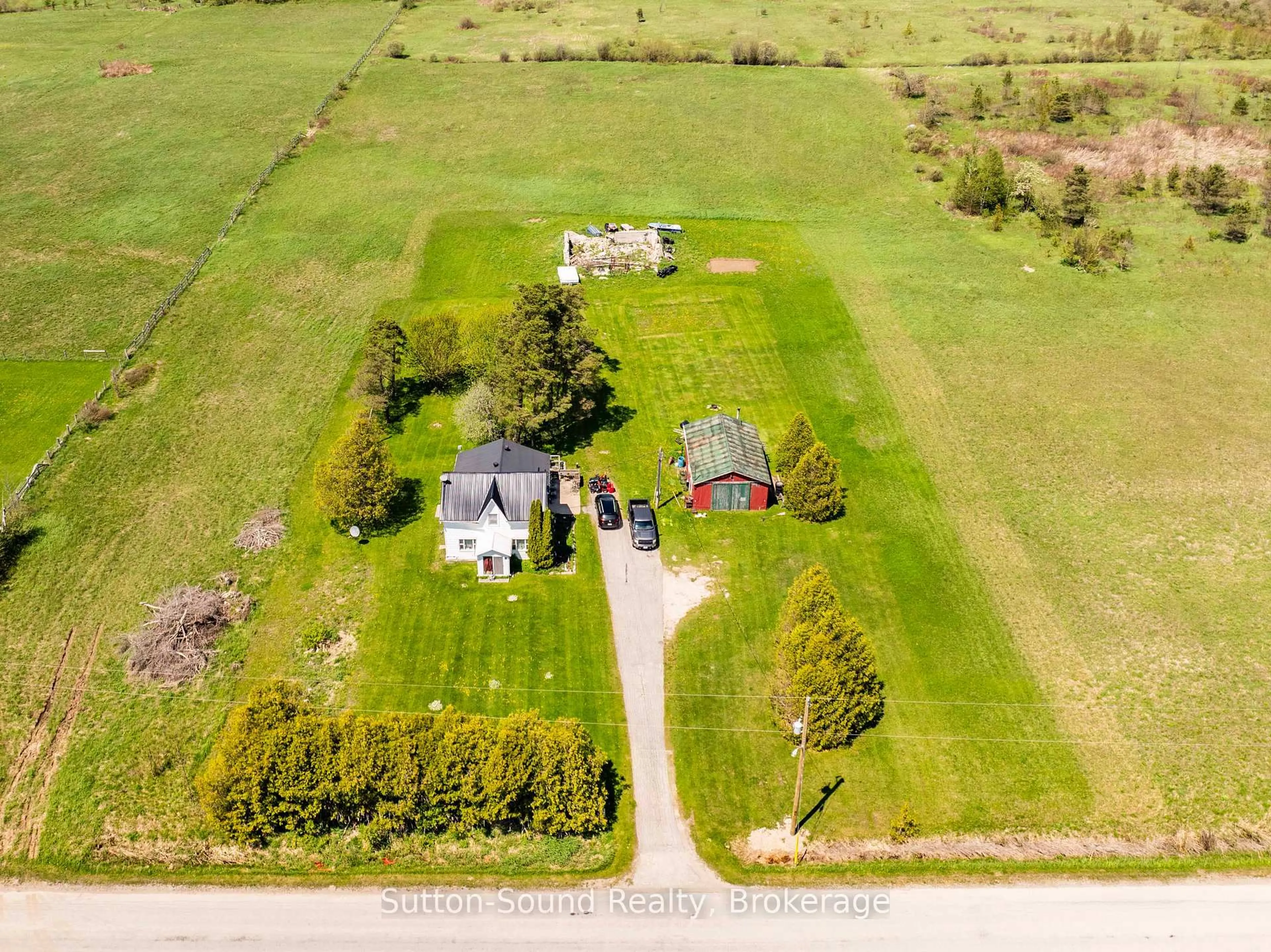 A pic from outside/outdoor area/front of a property/back of a property/a pic from drone, unknown for 40 Elm St, South Bruce Peninsula Ontario N0H 2T0