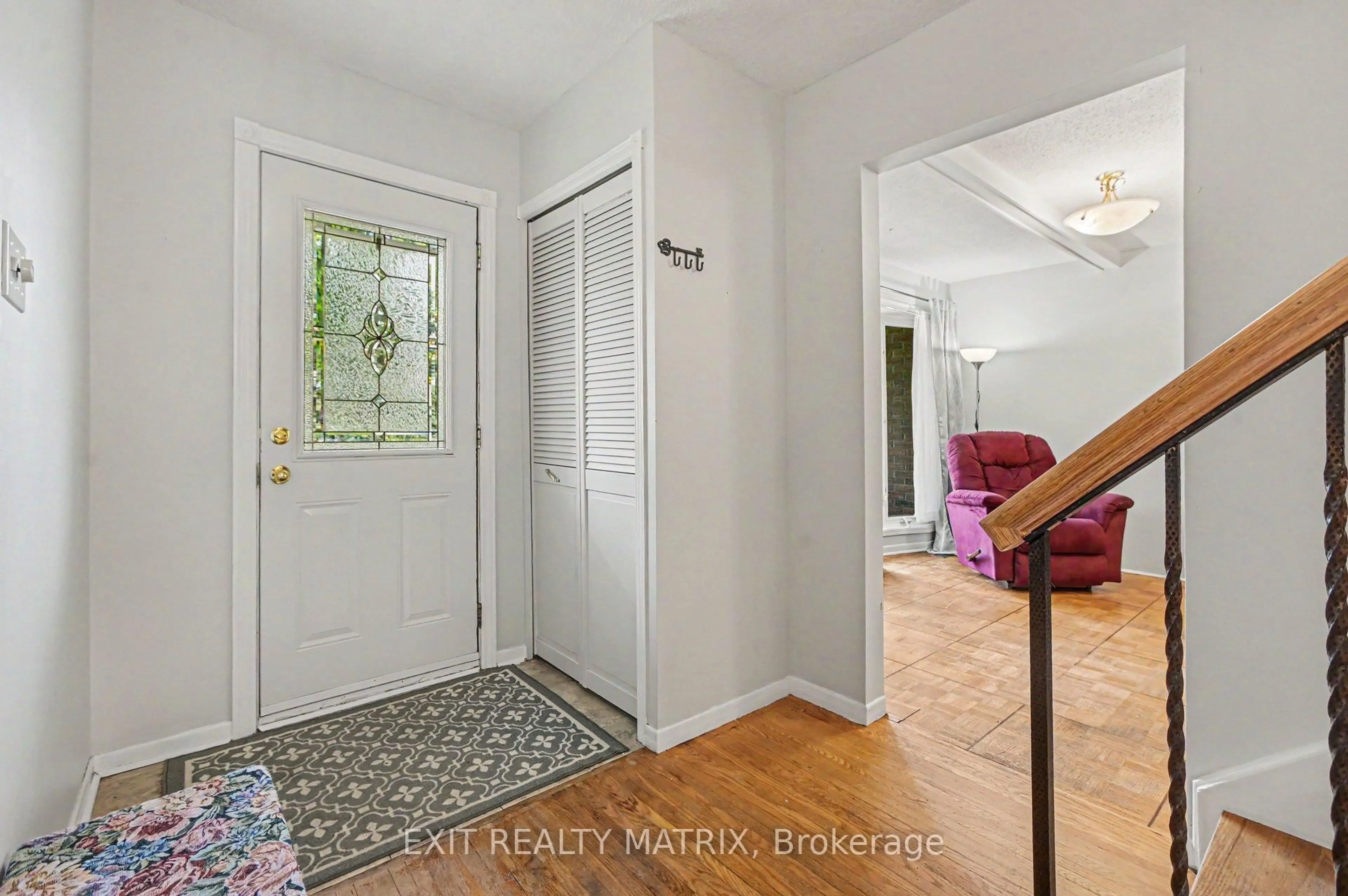Indoor entryway for 18 Highpark Cres, Ottawa Ontario K1B 3G8