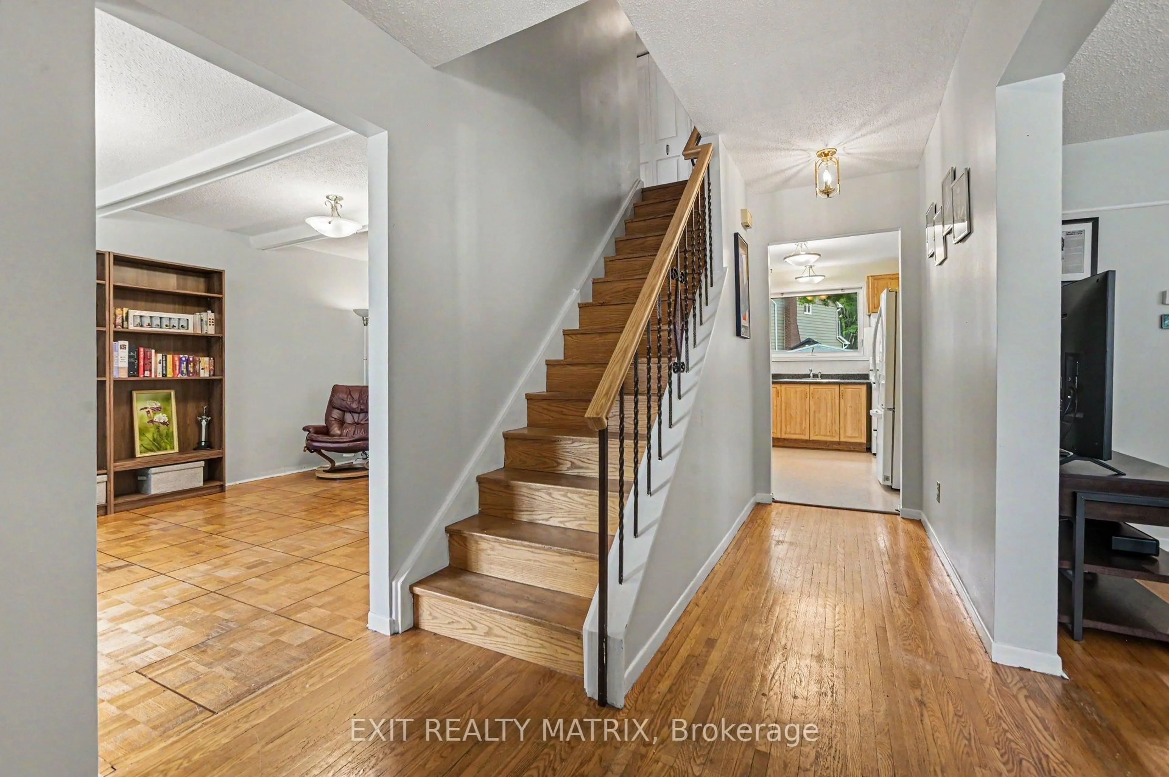 Indoor entryway for 18 Highpark Cres, Ottawa Ontario K1B 3G8