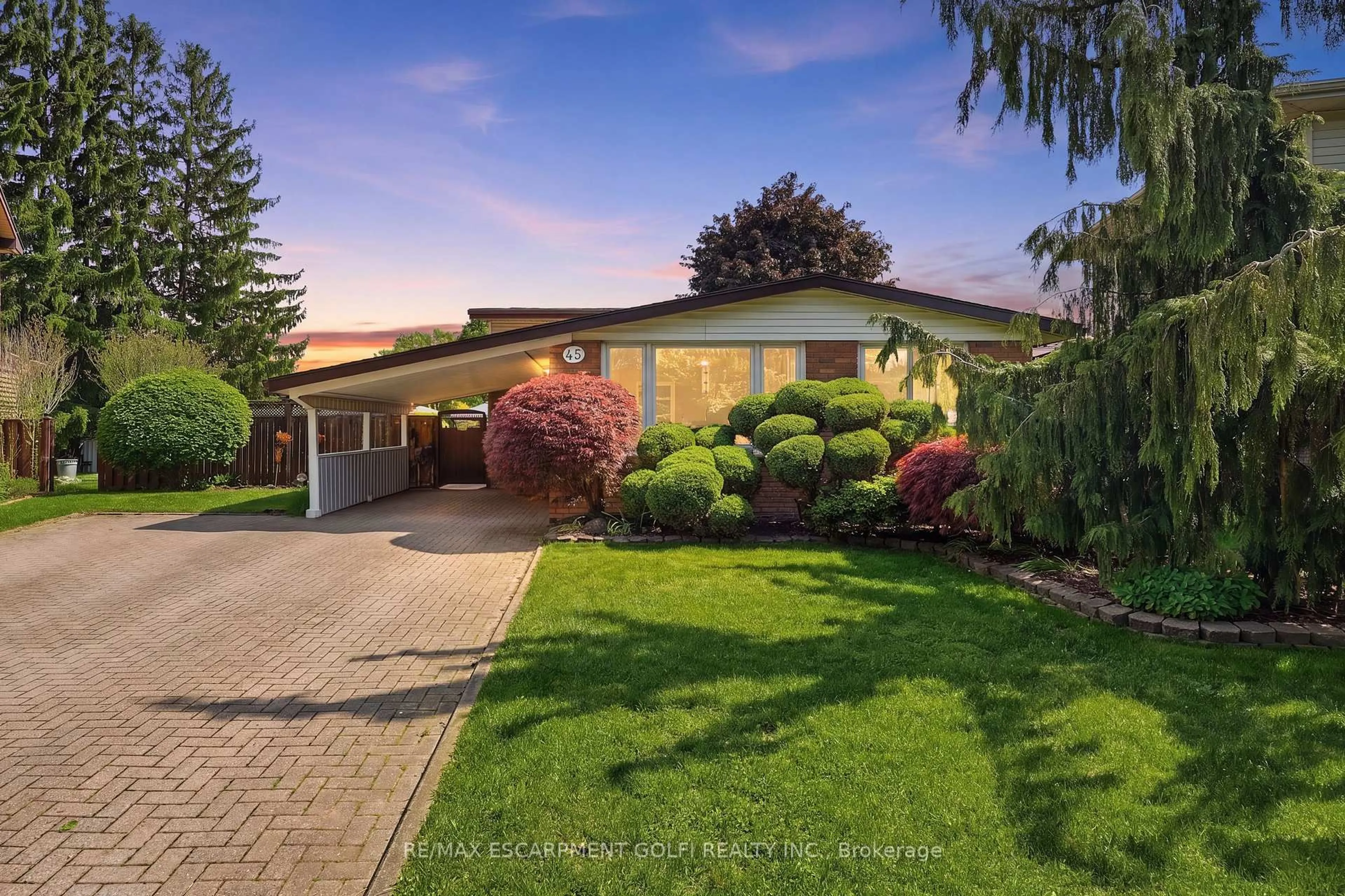A pic from outside/outdoor area/front of a property/back of a property/a pic from drone, street for 45 Tanglewood Terr, Brantford Ontario N3R 3R8