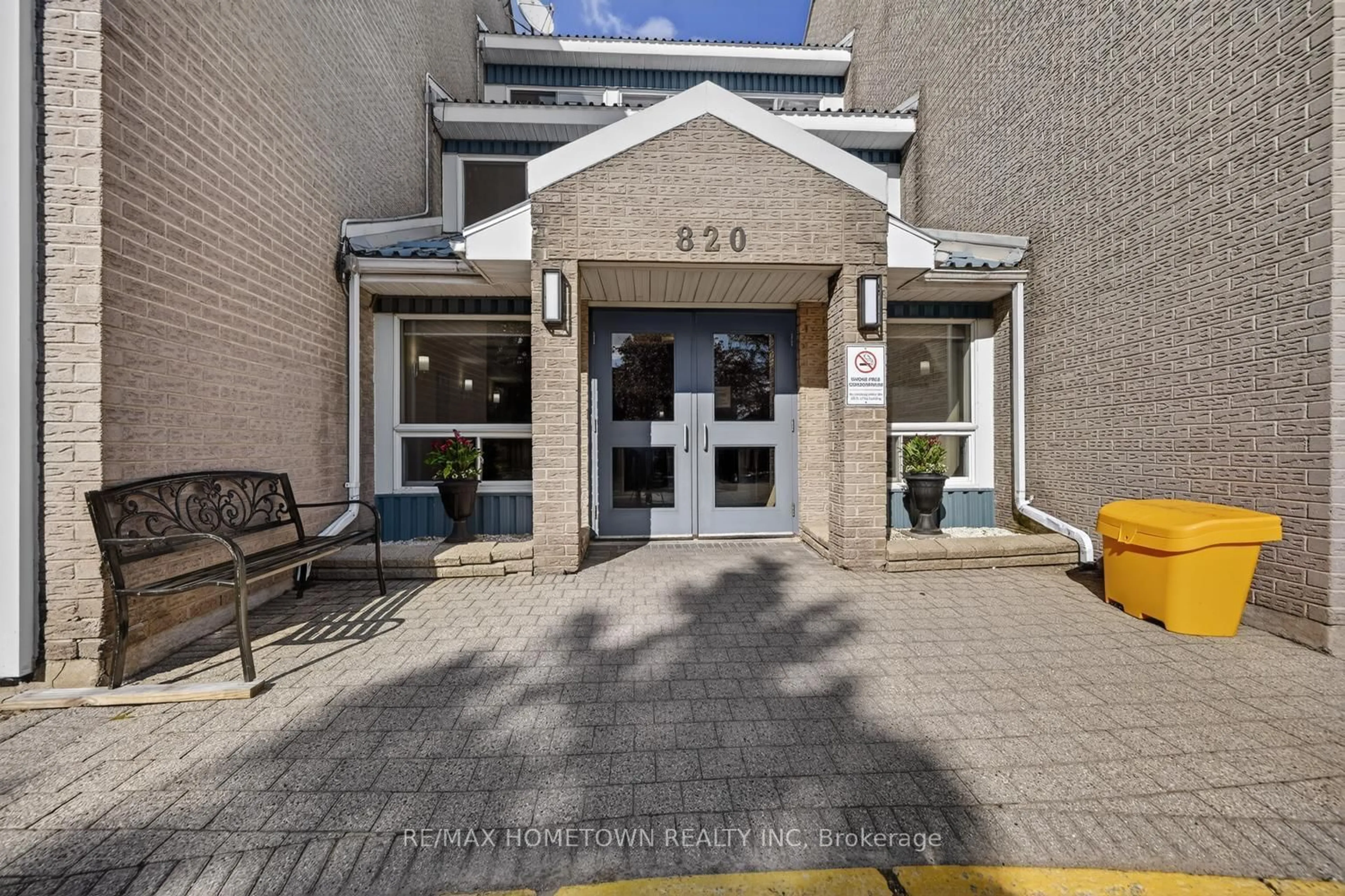 Indoor foyer for 820 Laurier Blvd #304, Brockville Ontario K6V 6Z2