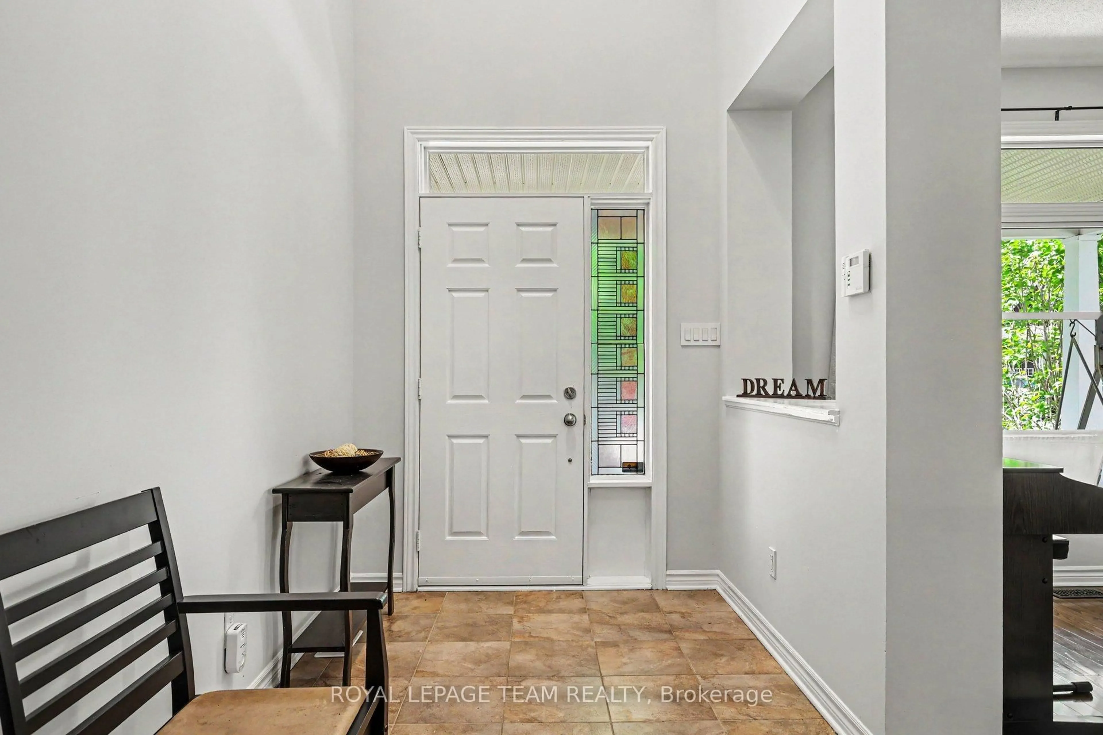 Indoor entryway for 65 Osprey Cres, Ottawa Ontario K2M 2Z8