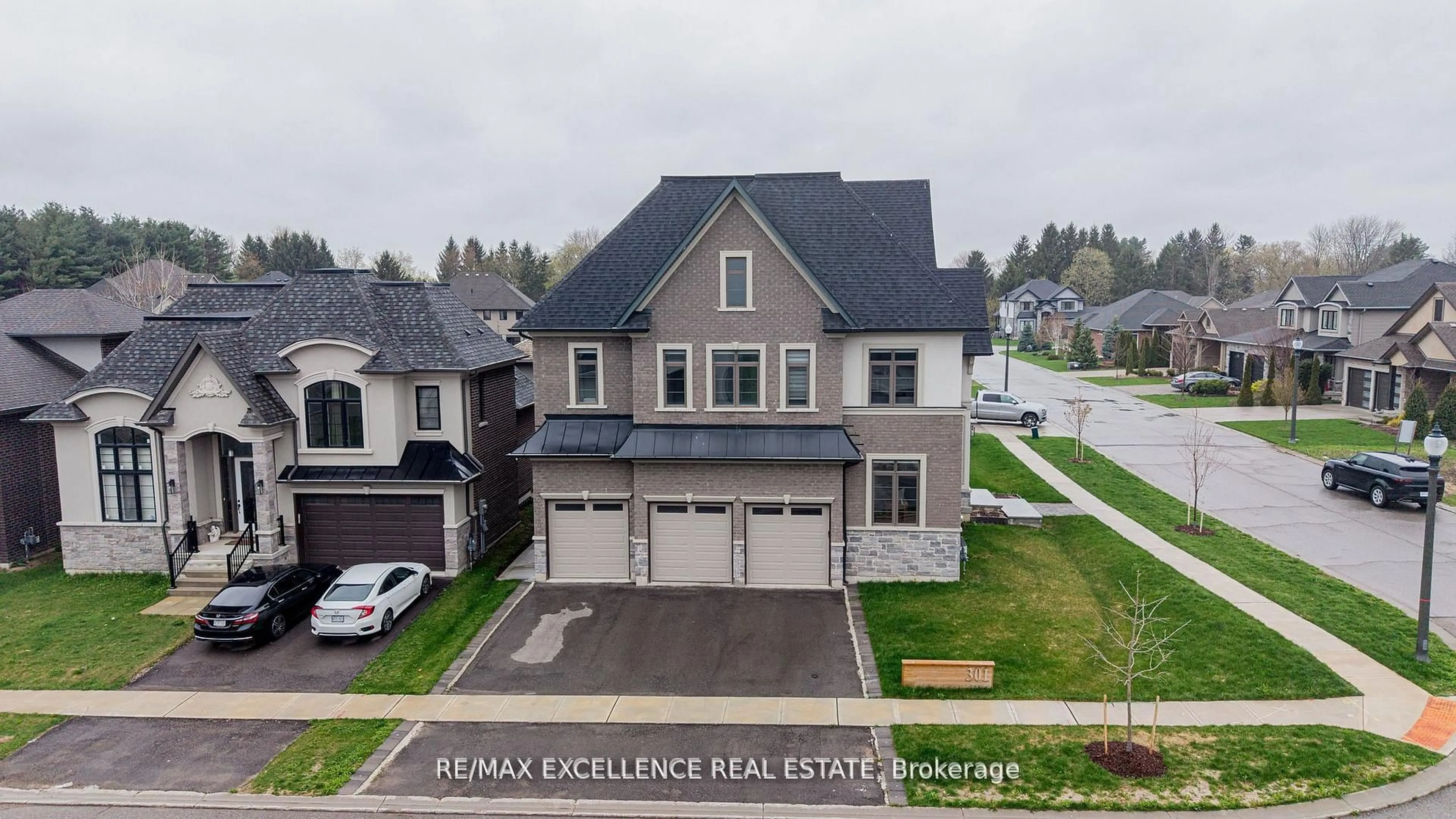 A pic from outside/outdoor area/front of a property/back of a property/a pic from drone, street for 301 Somme St, Woodstock Ontario N4T 0K3